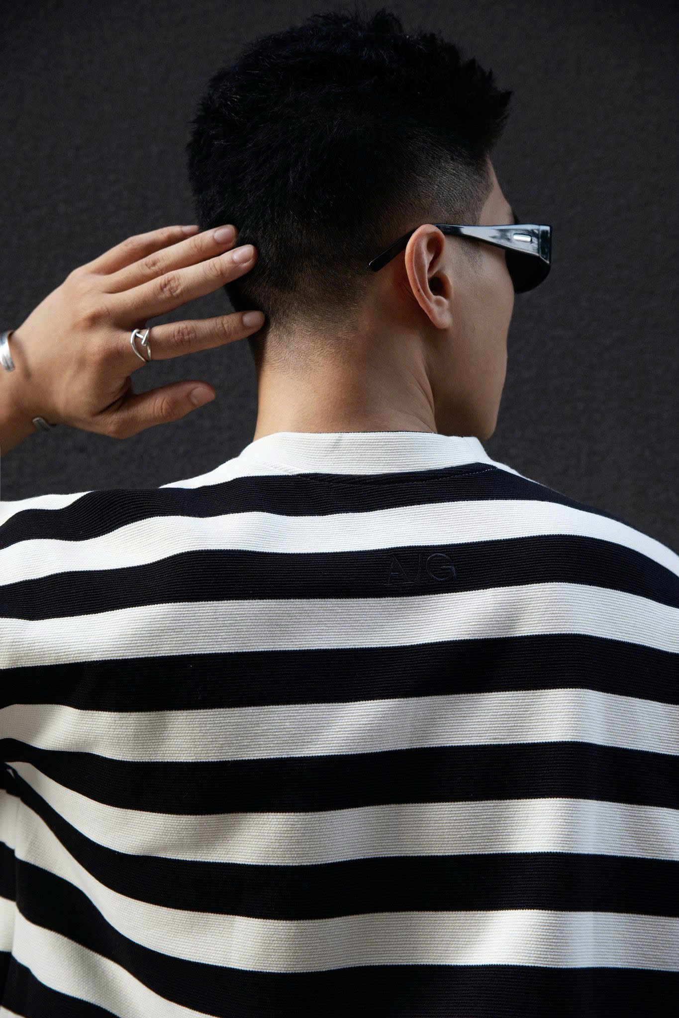 AG01 STUDIO LOOSE FIT STRIPED T-SHIRT - OFF WHITE