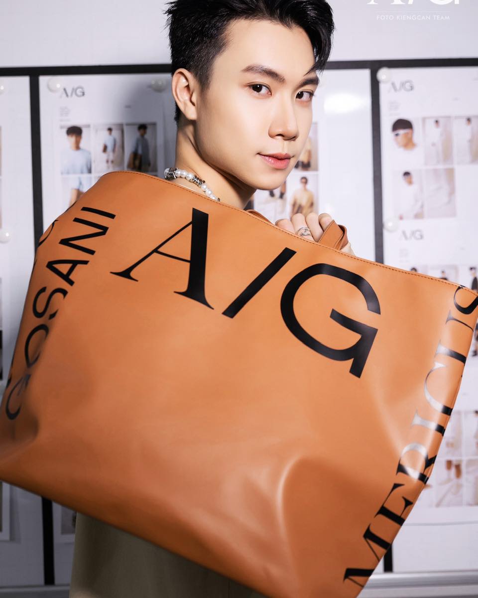 A/G NEW SIGNATURE BAG IN BROWN