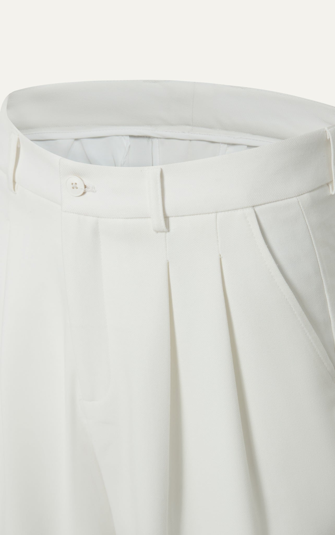 AGHT18 LOOSE FIT PLEATED TAILORED SHORT - OFF WHITE