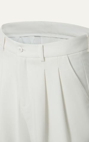 AGHT18 LOOSE FIT PLEATED TAILORED SHORT - OFF WHITE