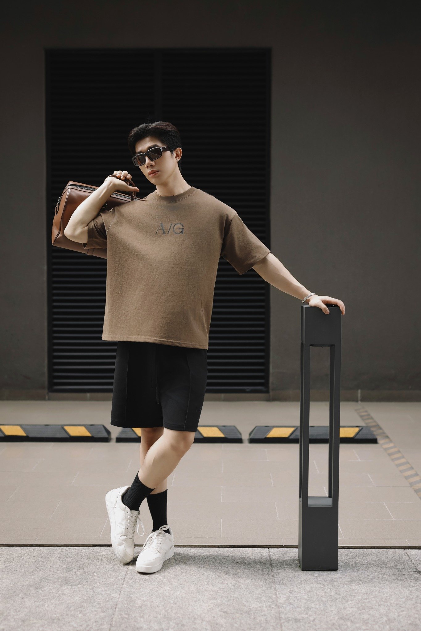 T738 FACTORY LOOSE FIT BIG LOGO T-SHIRT - BROWN