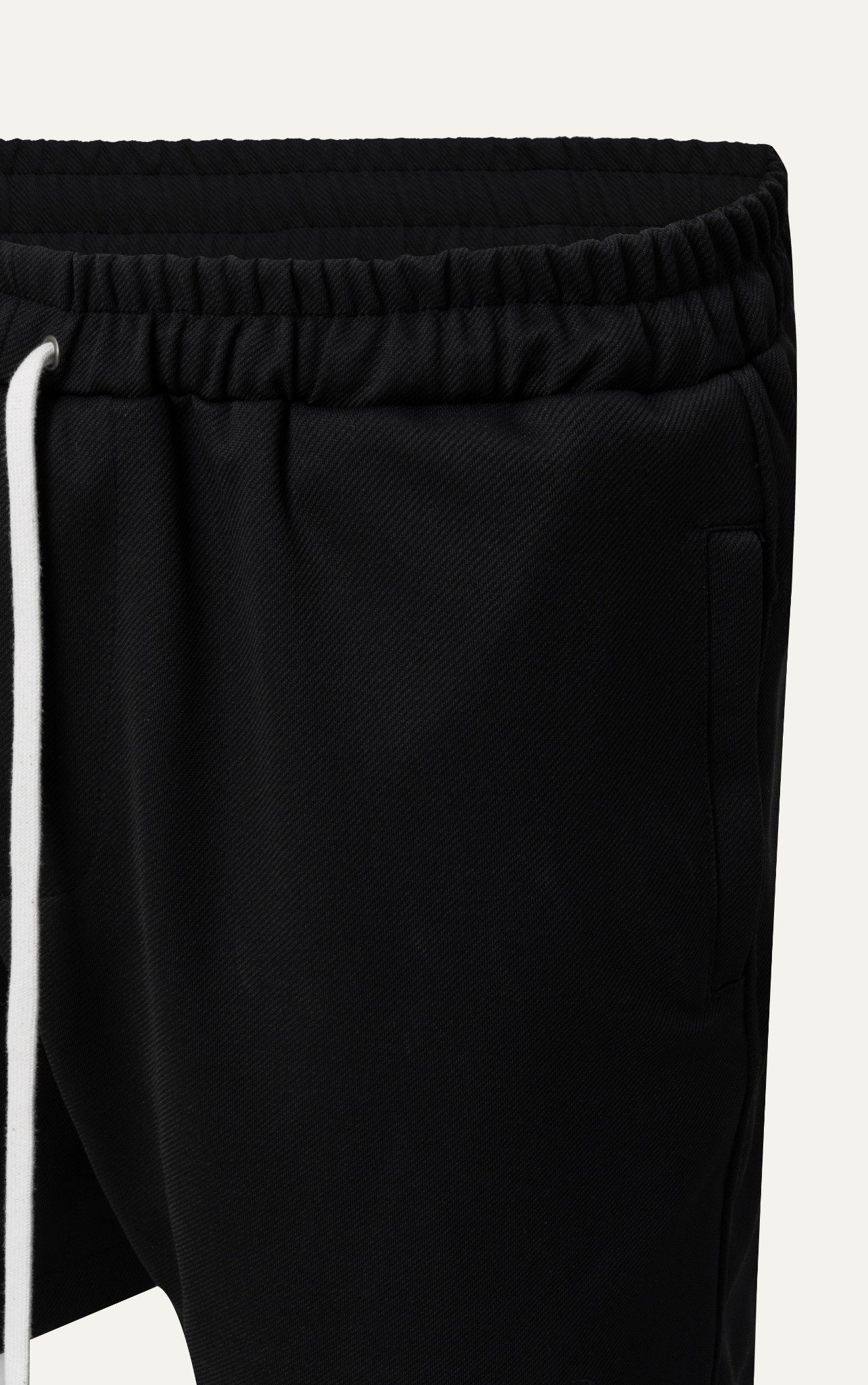 TA37 STUDIO LOOSE FIT SPORT SHORT - BLACK