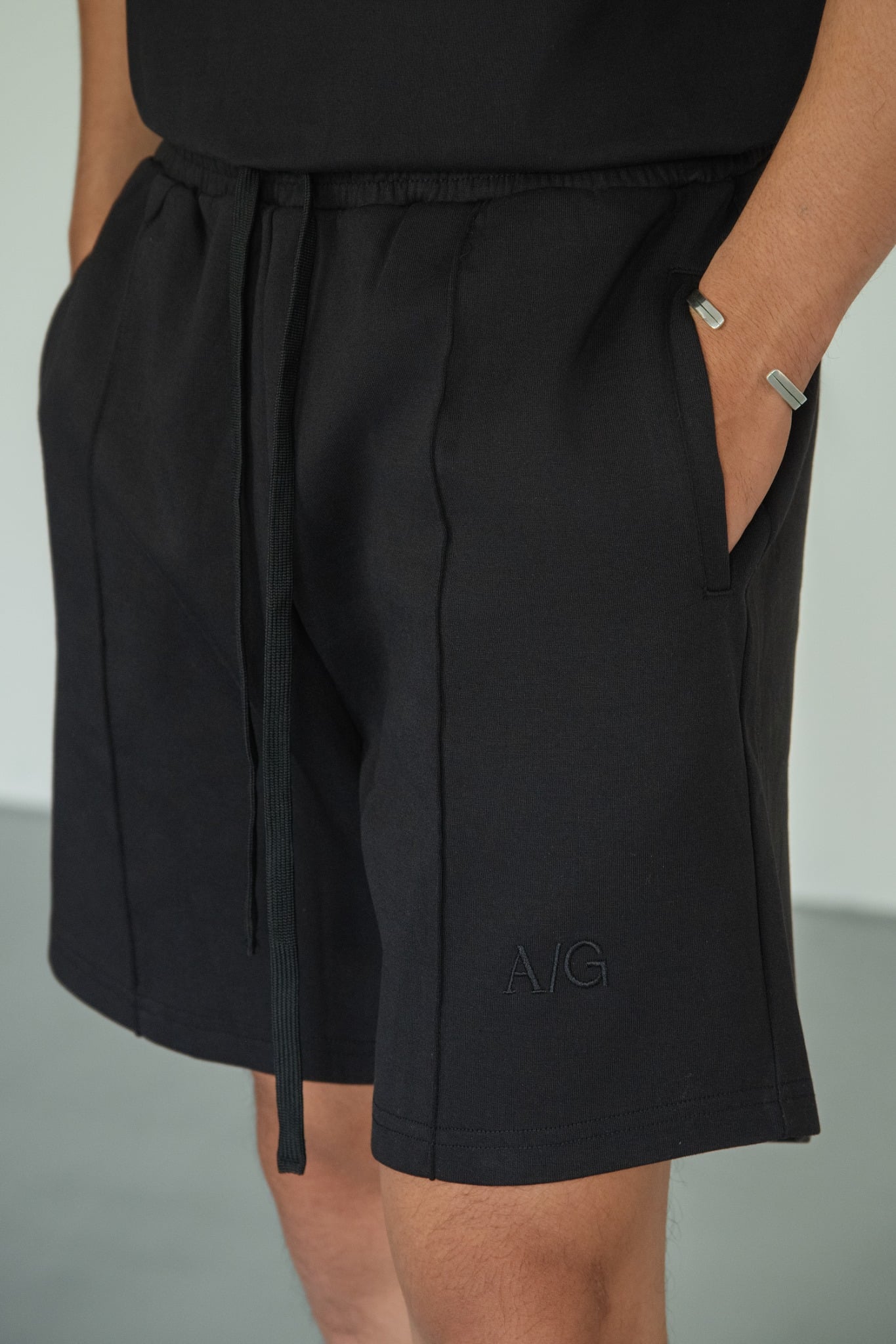 AG07 STUDIO LOOSE FIT BASIC SHORT - BLACK