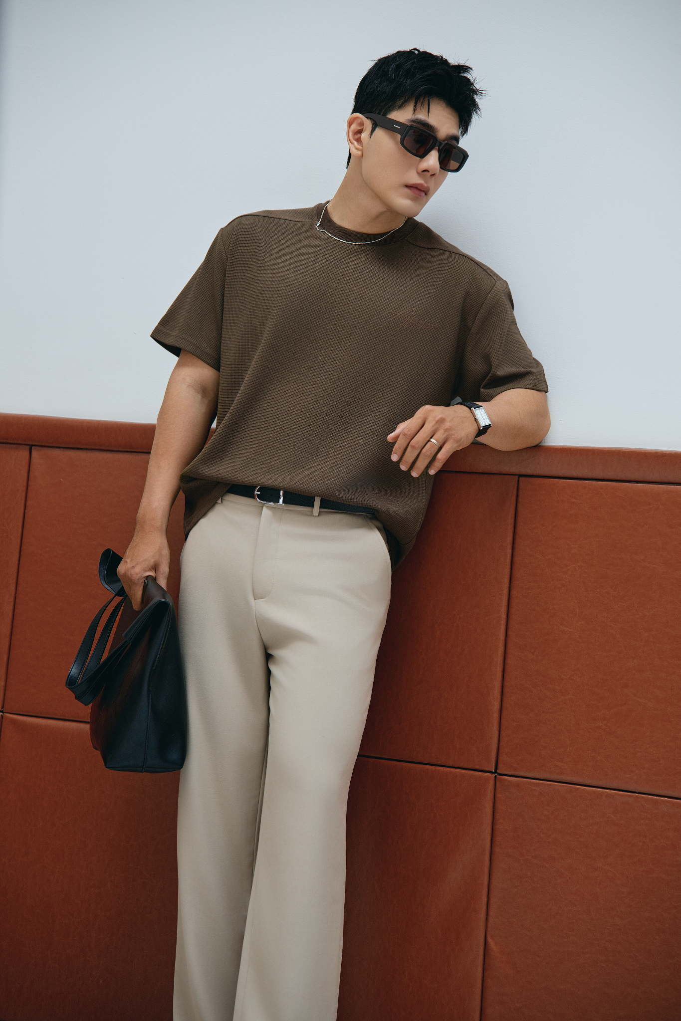 AG09 PREMIUM LOOSE FIT HANDWRITTEN LOGO T-SHIRT - BROWN
