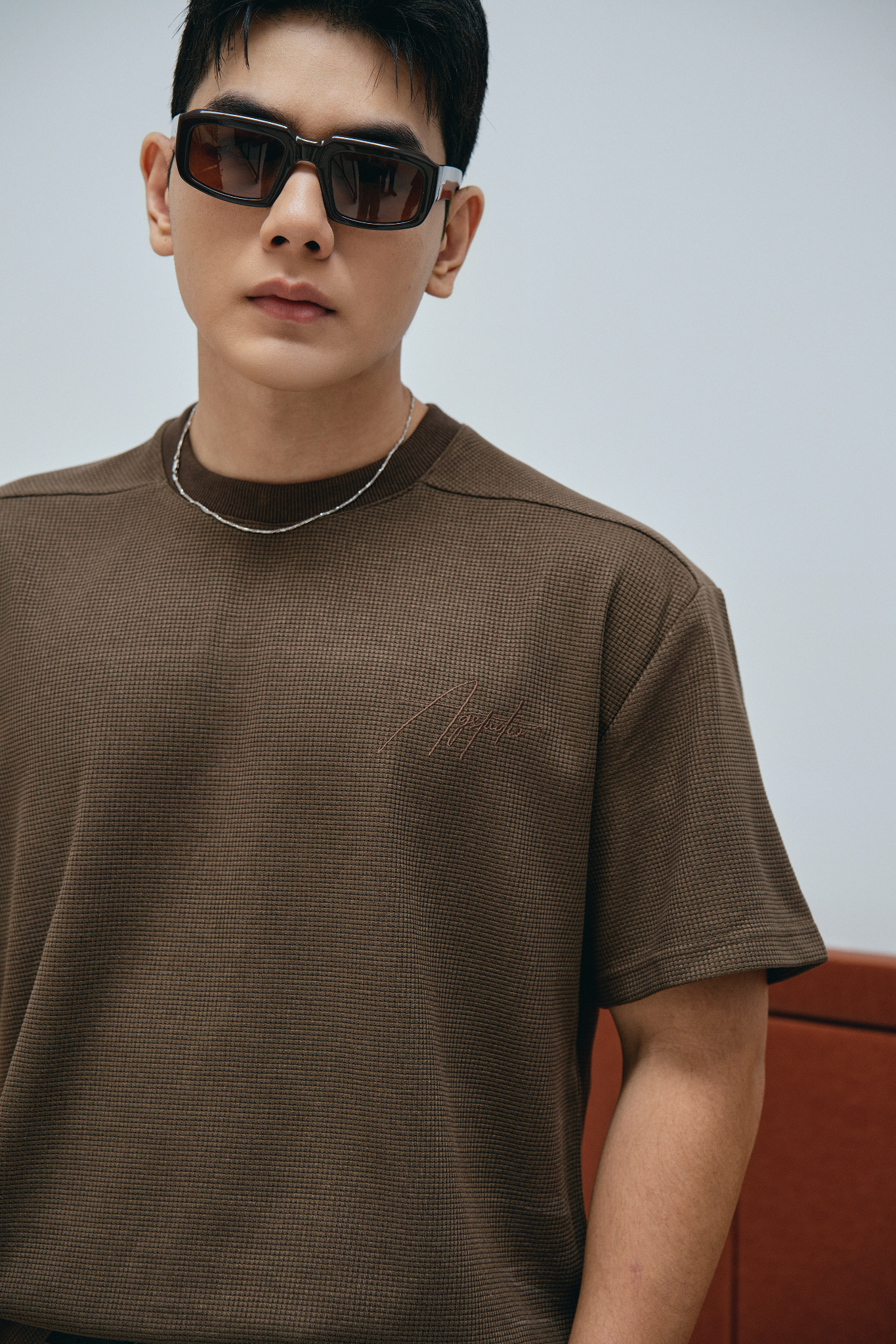 AG09 PREMIUM LOOSE FIT HANDWRITTEN LOGO T-SHIRT - BROWN