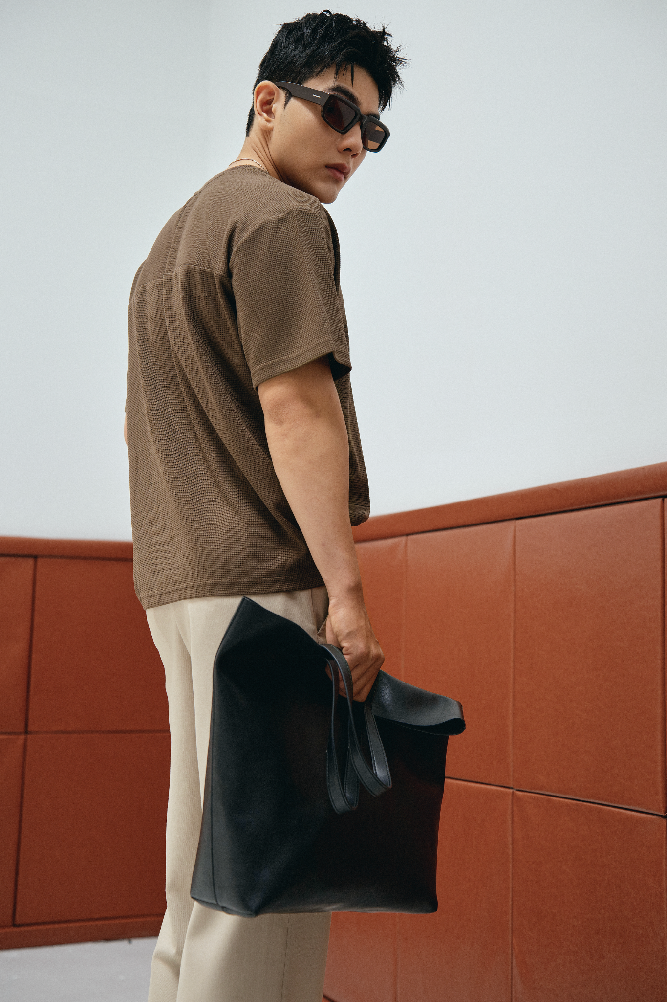 AG09 PREMIUM LOOSE FIT HANDWRITTEN LOGO T-SHIRT - BROWN