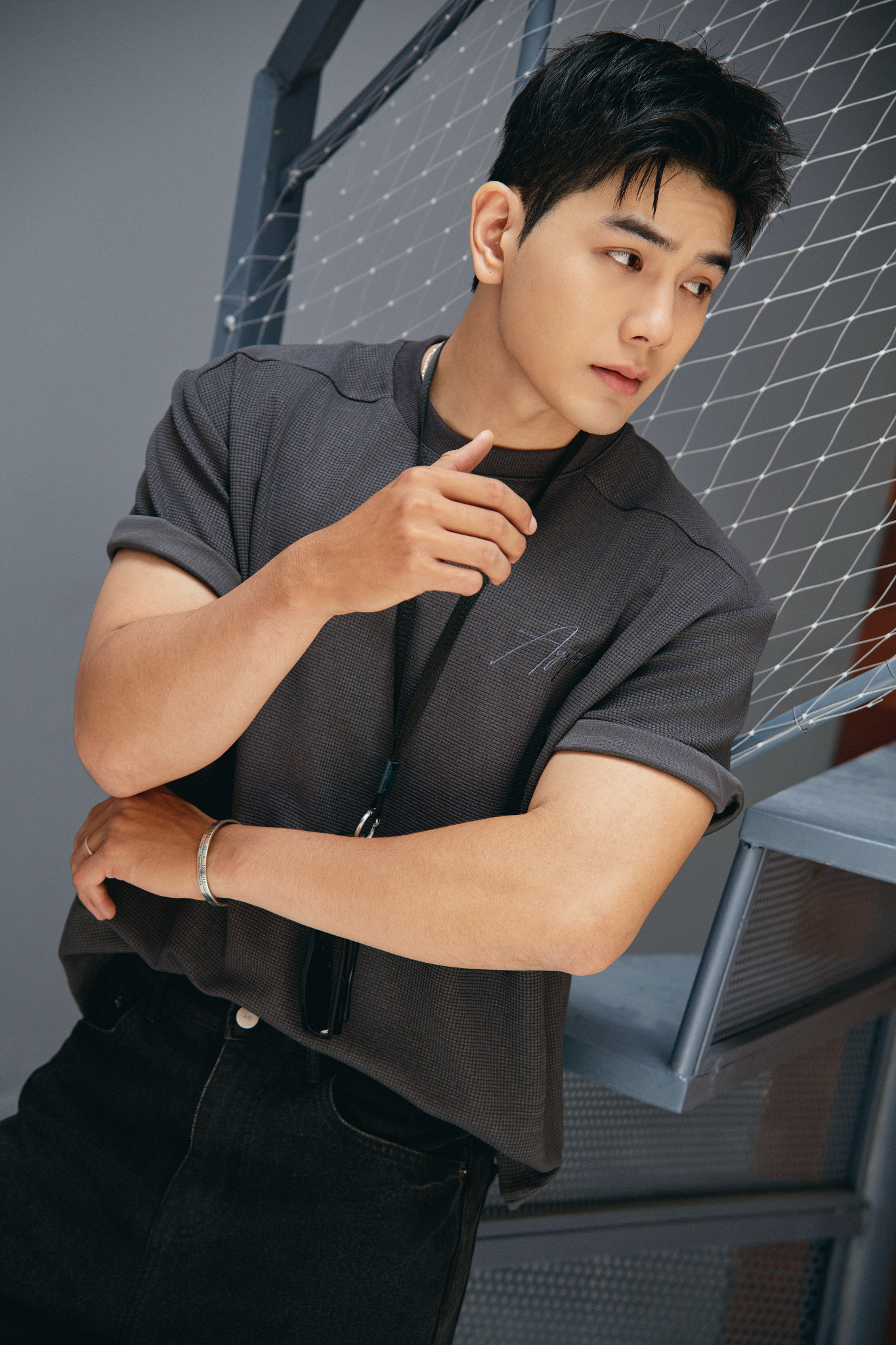 AG09 PREMIUM LOOSE FIT HANDWRITTEN LOGO T-SHIRT - GREY