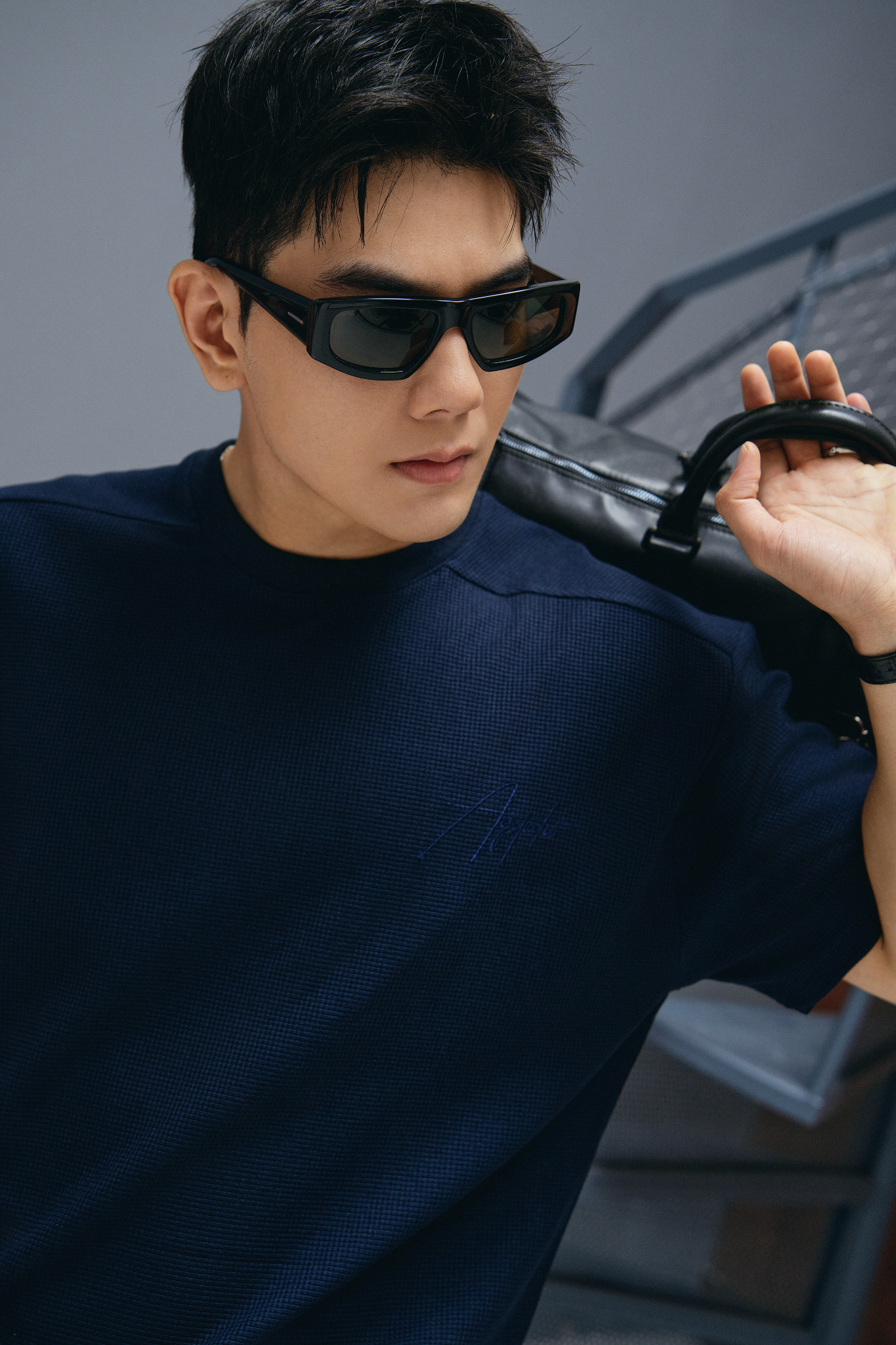 AG09 PREMIUM LOOSE FIT HANDWRITTEN LOGO T-SHIRT - DARK BLUE