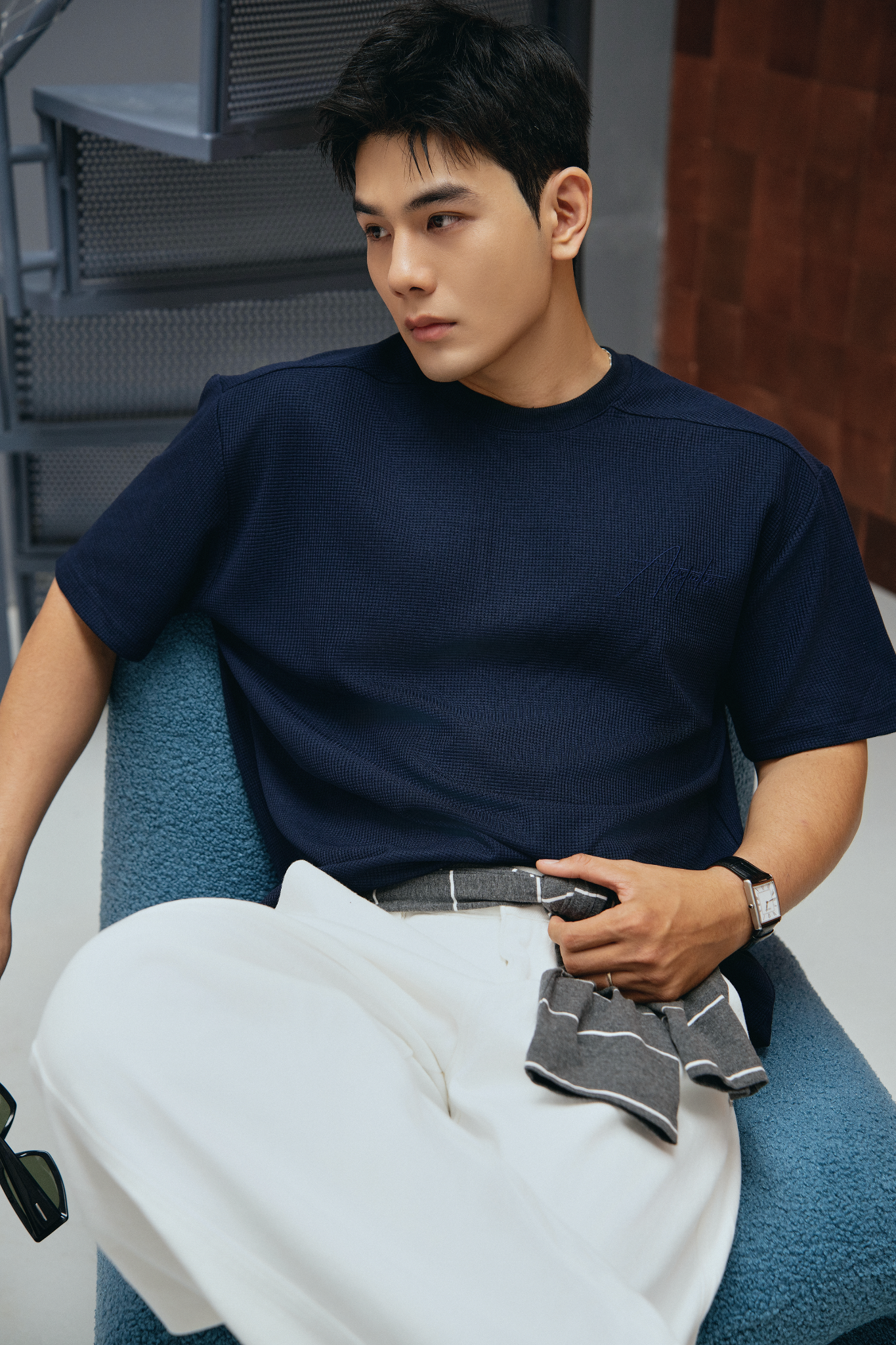 AG09 PREMIUM LOOSE FIT HANDWRITTEN LOGO T-SHIRT - DARK BLUE