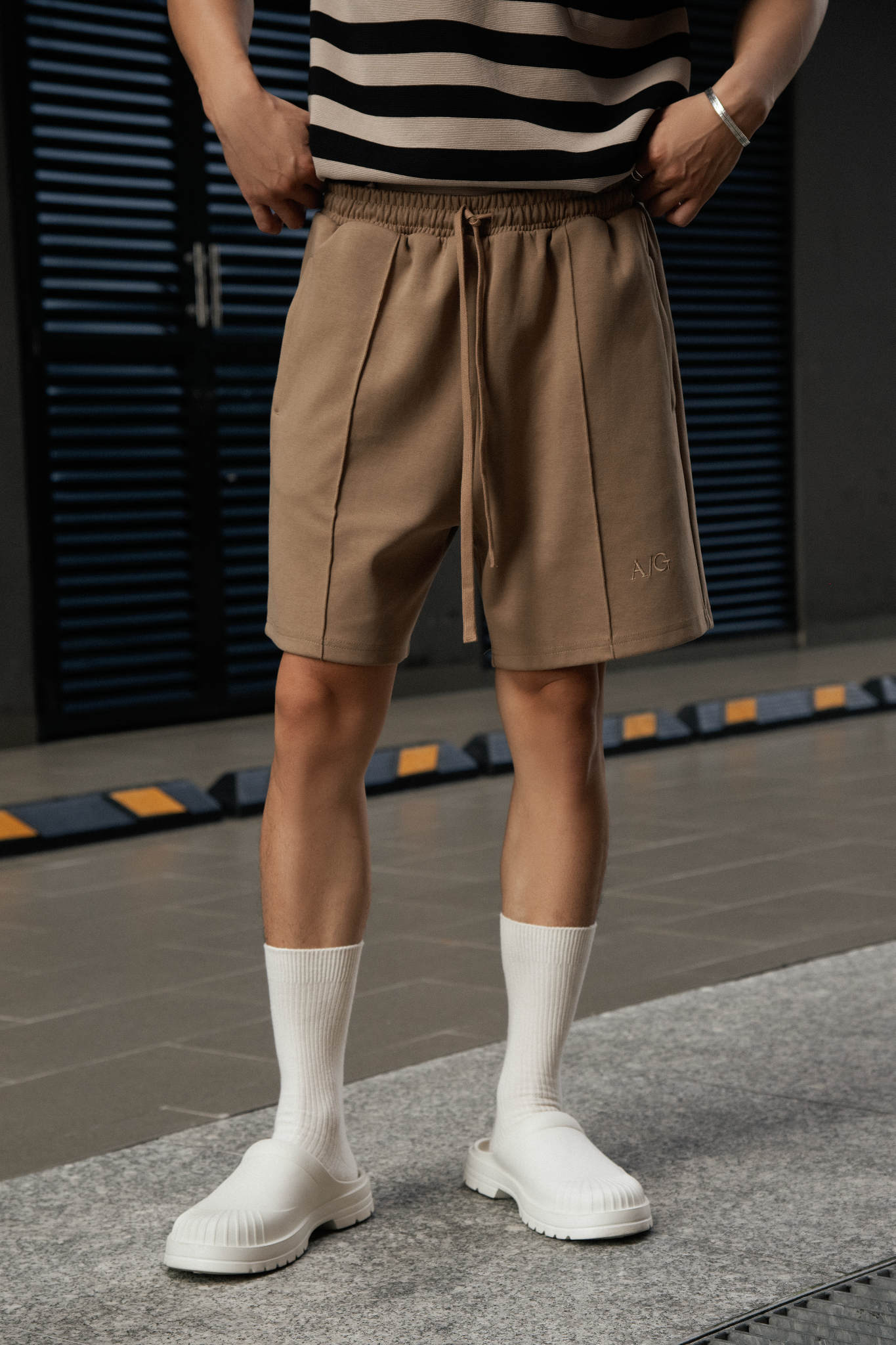 AG07 STUDIO LOOSE FIT BASIC SHORT - BROWN