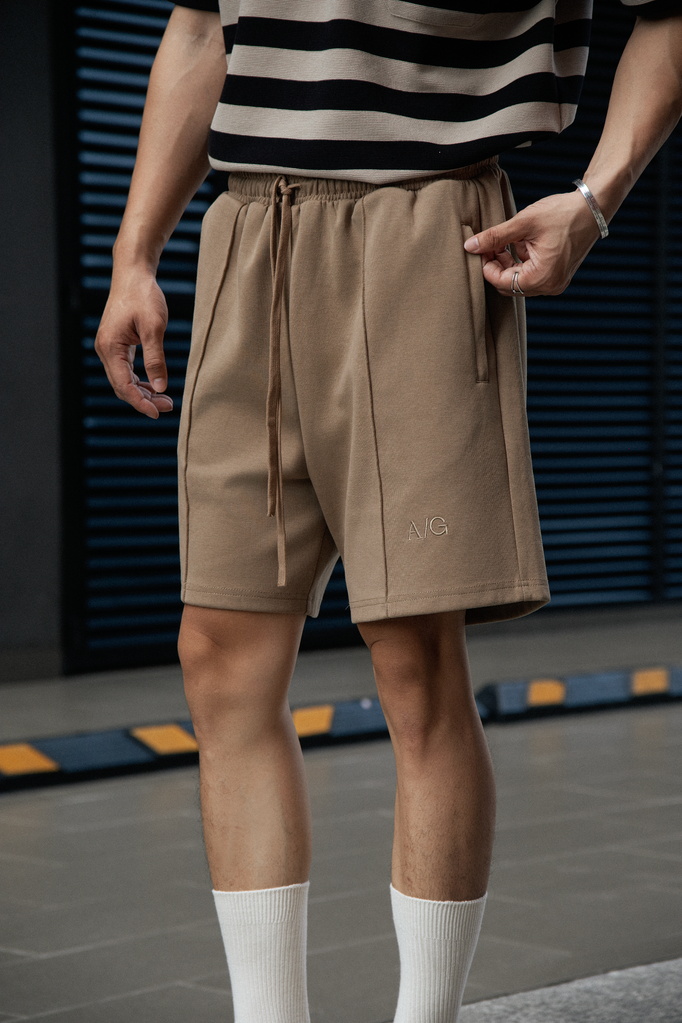 AG07 STUDIO LOOSE FIT BASIC SHORT - BROWN