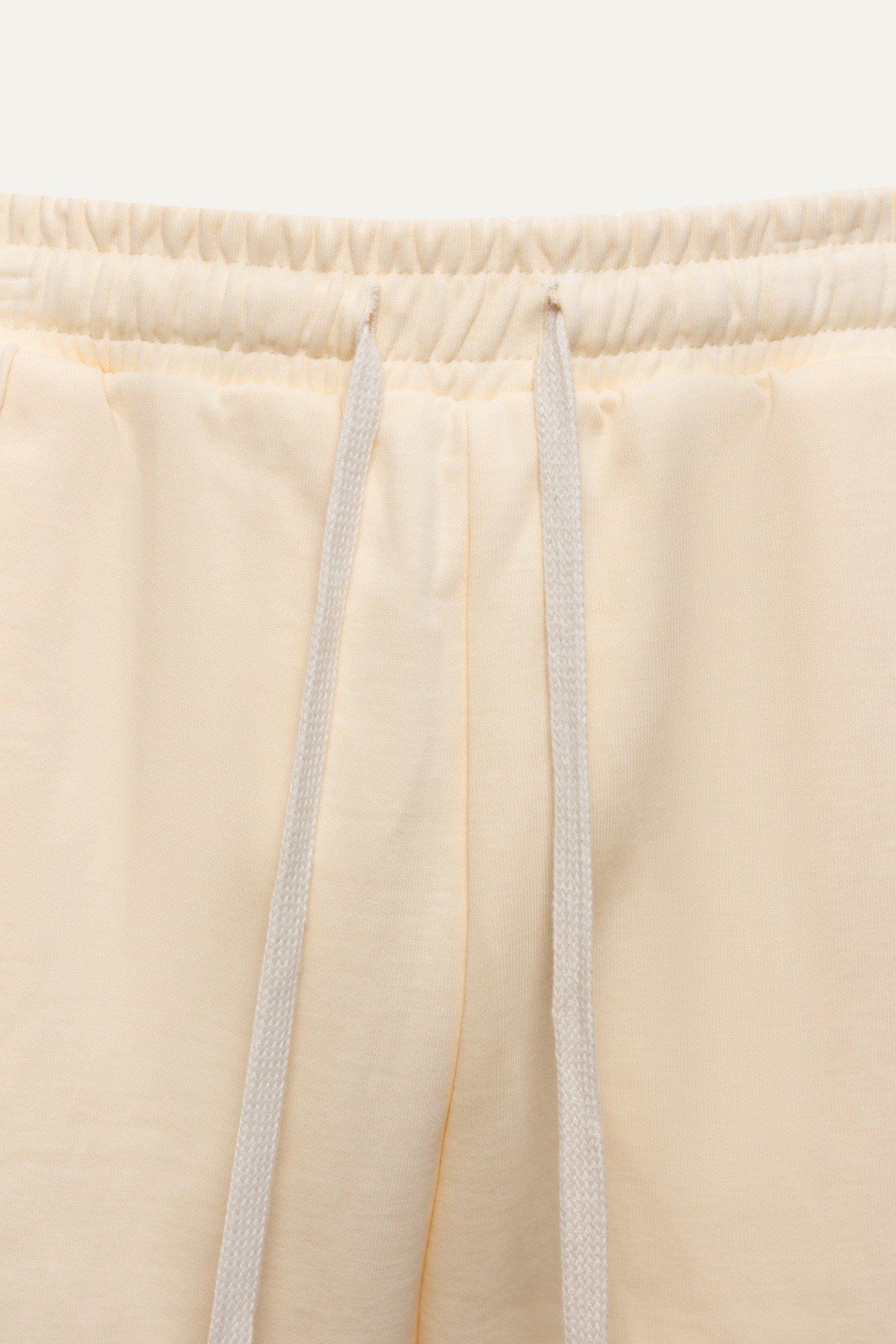 AG07 STUDIO LOOSE FIT BASIC SHORT - OFF WHITE