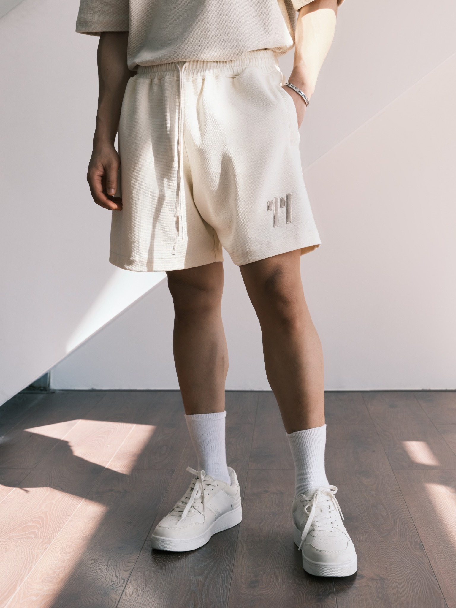 AG12 STUDIO LOOSE FIT ICONIC "11" SHORT - OFF WHITE