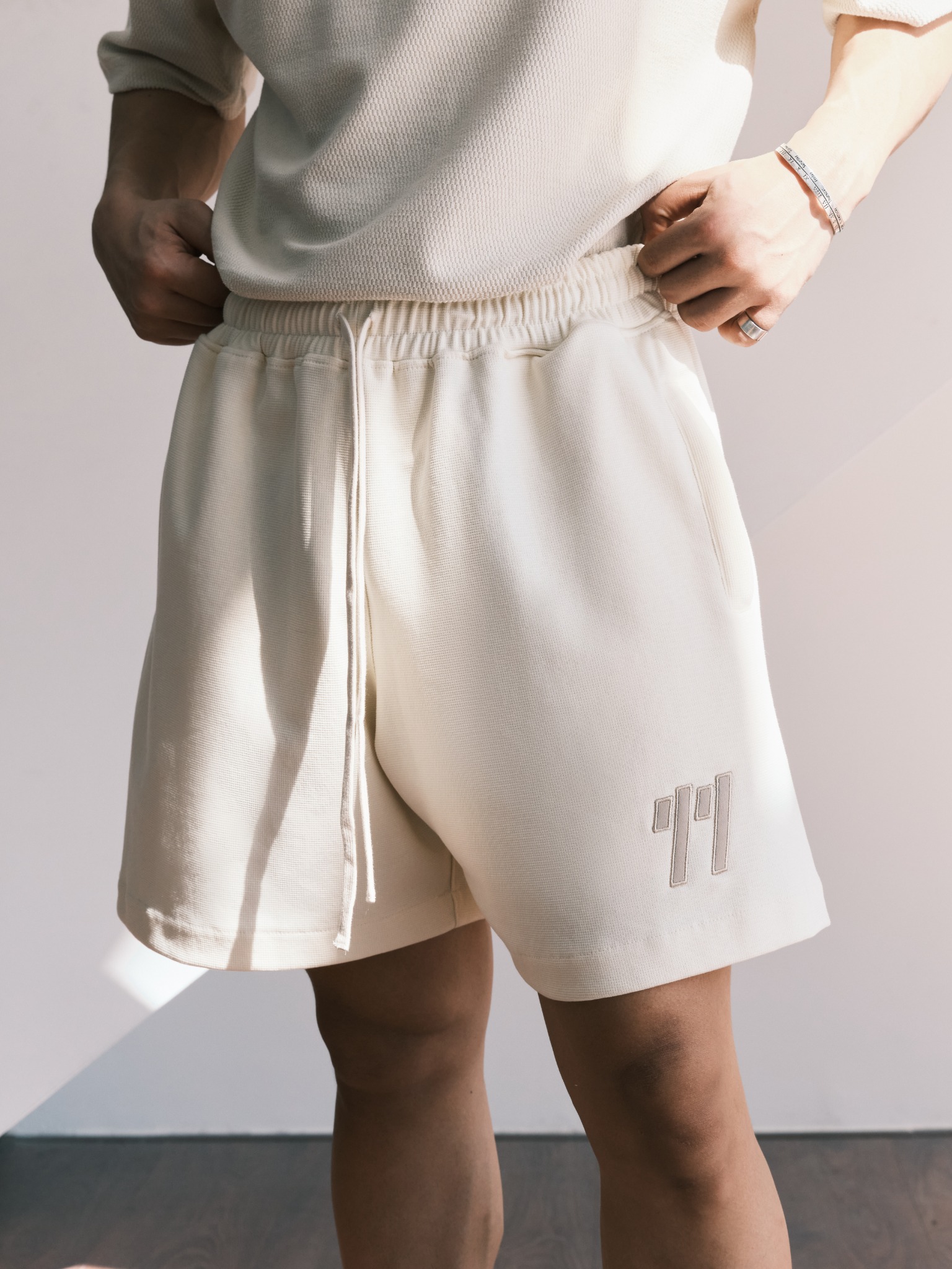 AG12 STUDIO LOOSE FIT ICONIC "11" SHORT - OFF WHITE