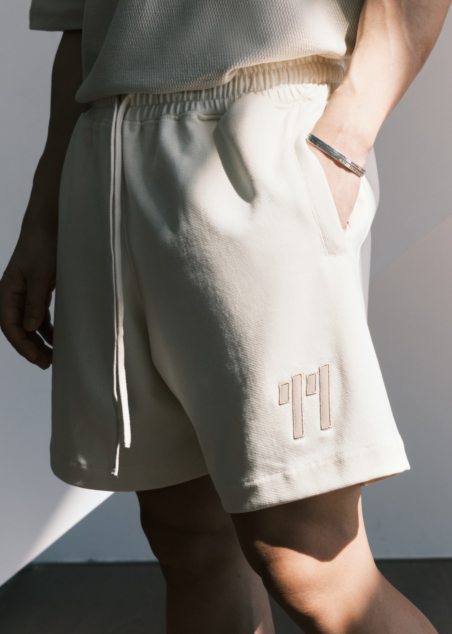 AG12 STUDIO LOOSE FIT ICONIC "11" SHORT - OFF WHITE