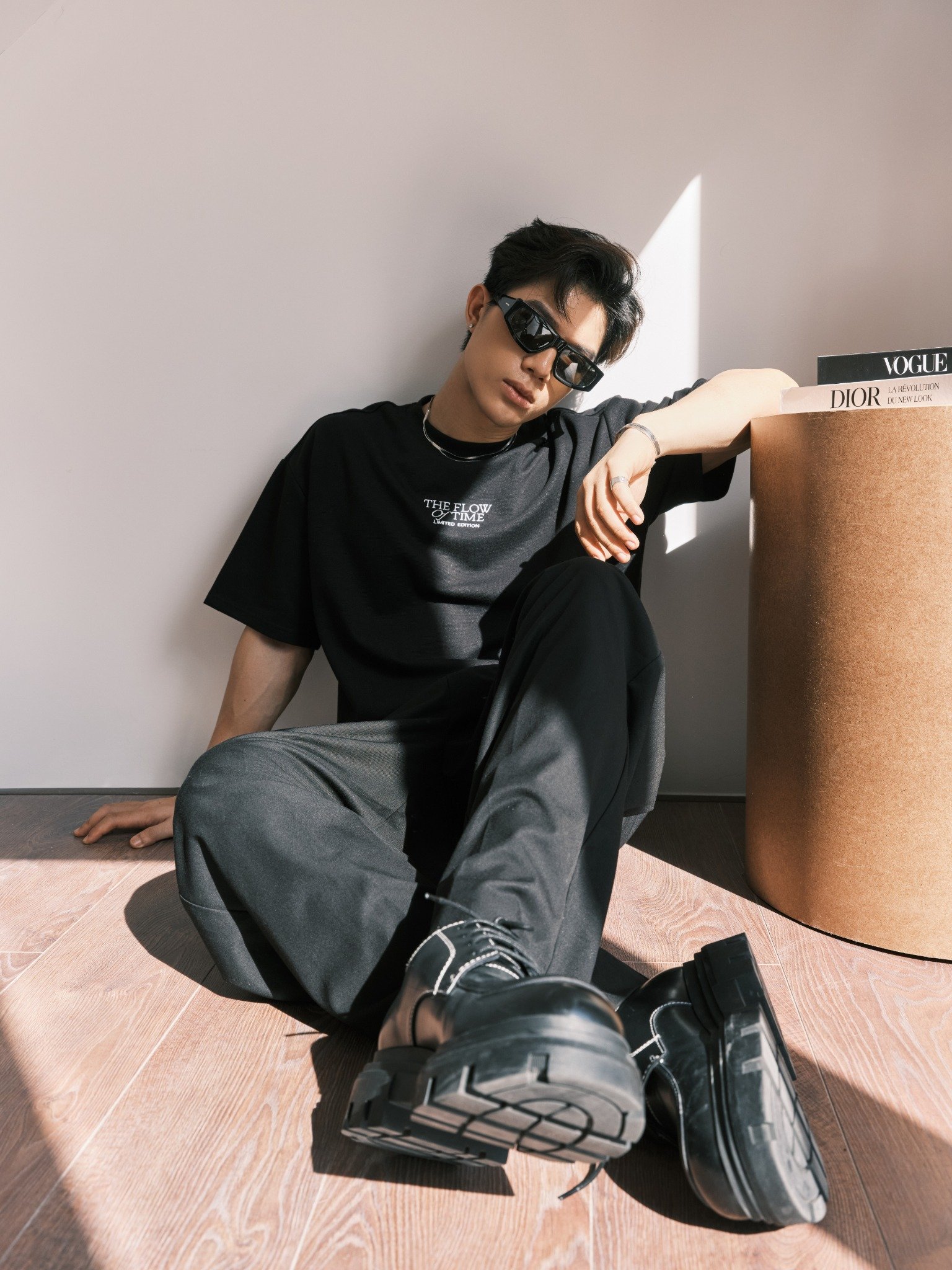 AG702 STUDIO LOOSE FIT "THE FLOW OF TIME" T-SHIRT - BLACK