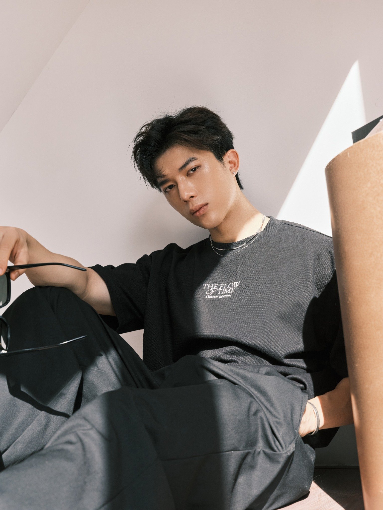 AG702 STUDIO LOOSE FIT "THE FLOW OF TIME" T-SHIRT - BLACK