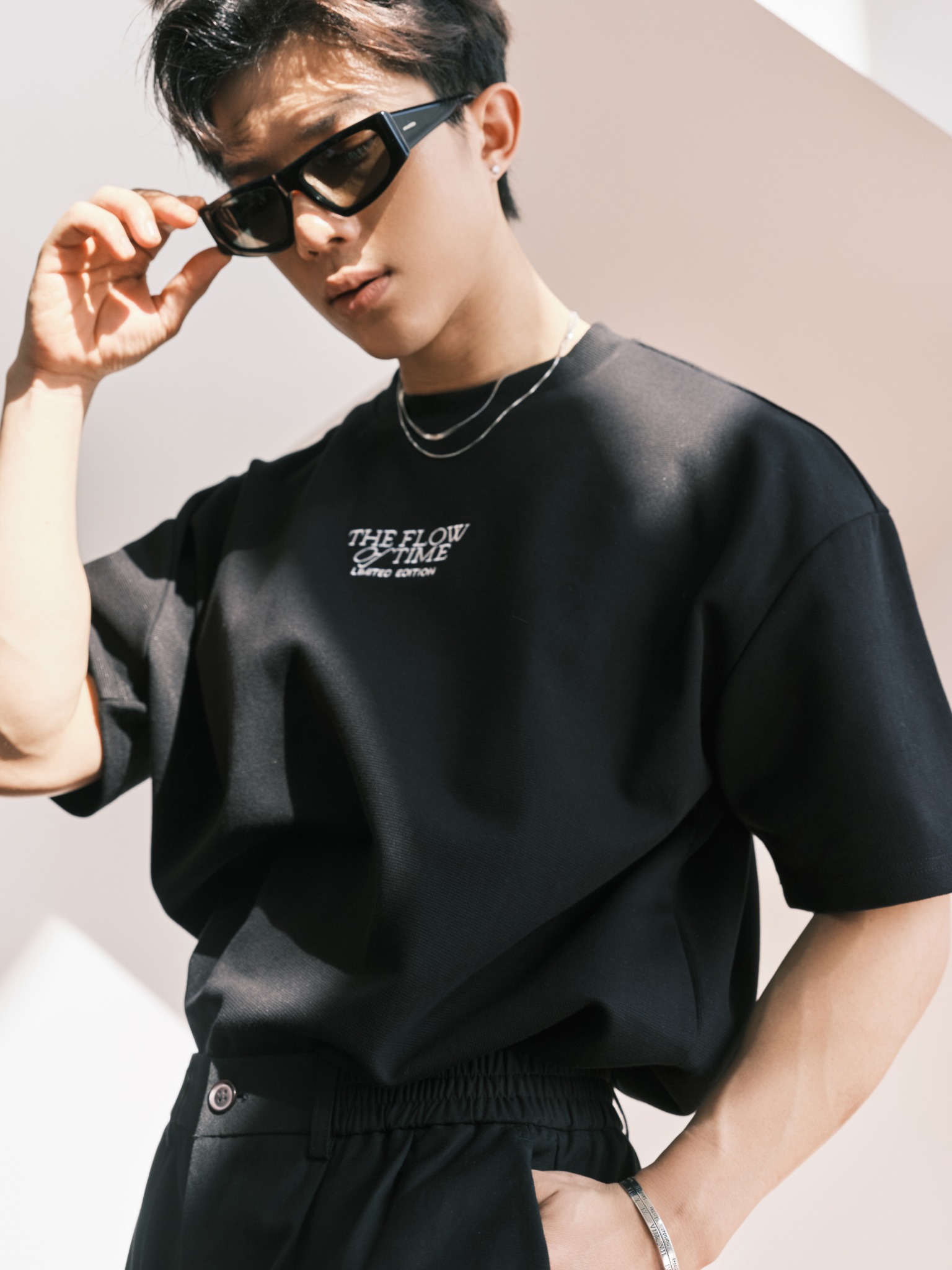 AG702 STUDIO LOOSE FIT "THE FLOW OF TIME" T-SHIRT - BLACK