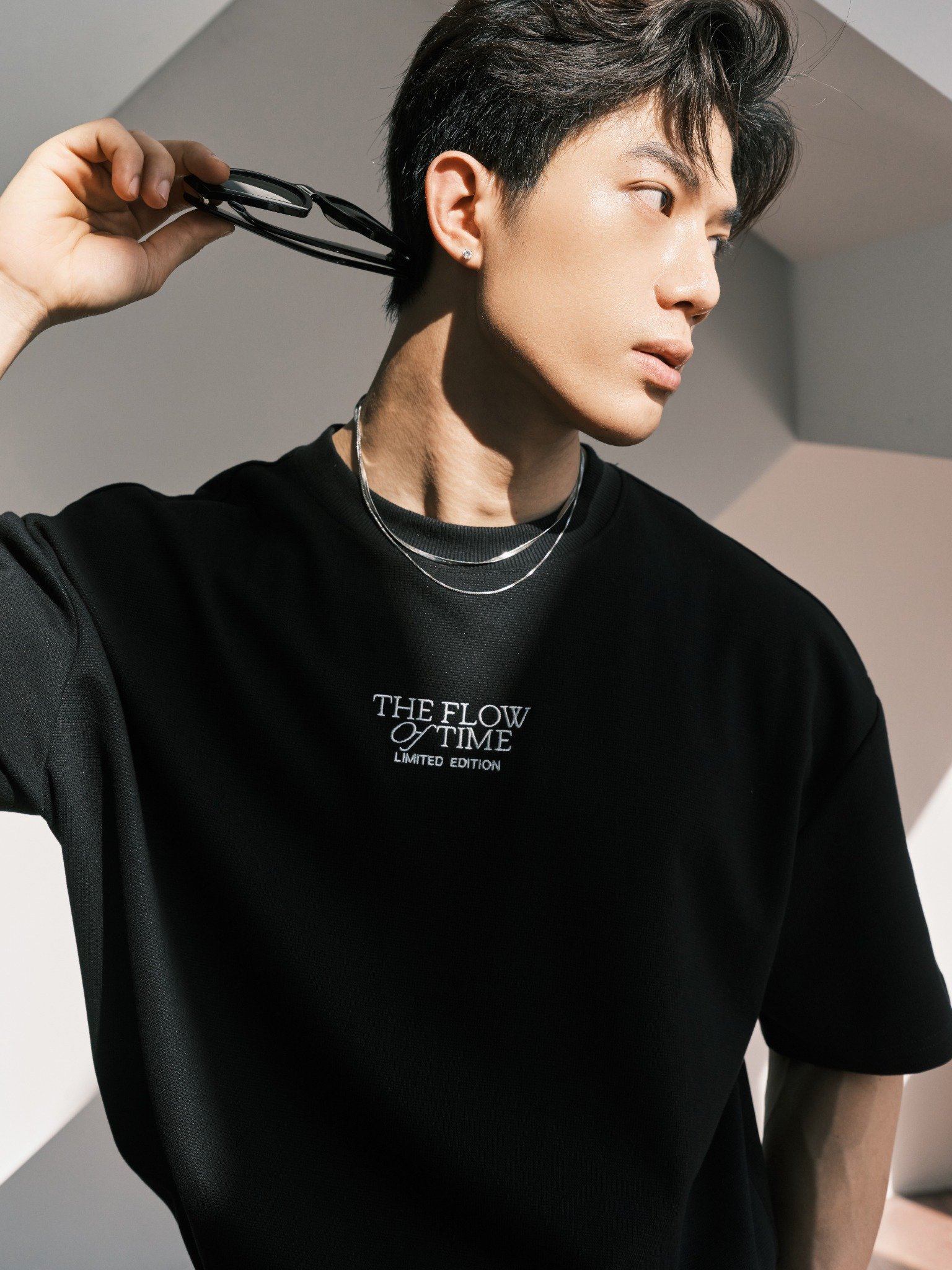 AG702 STUDIO LOOSE FIT "THE FLOW OF TIME" T-SHIRT - BLACK