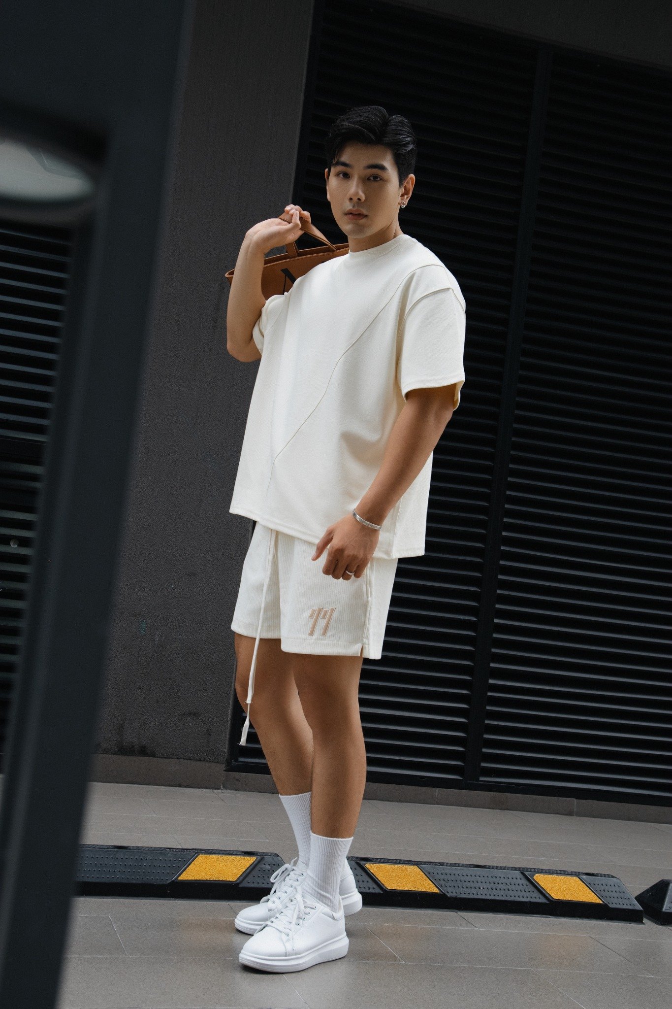 AG42 PREMIUM LOOSE FIT ICONIC "11" SHORT - OFF WHITE