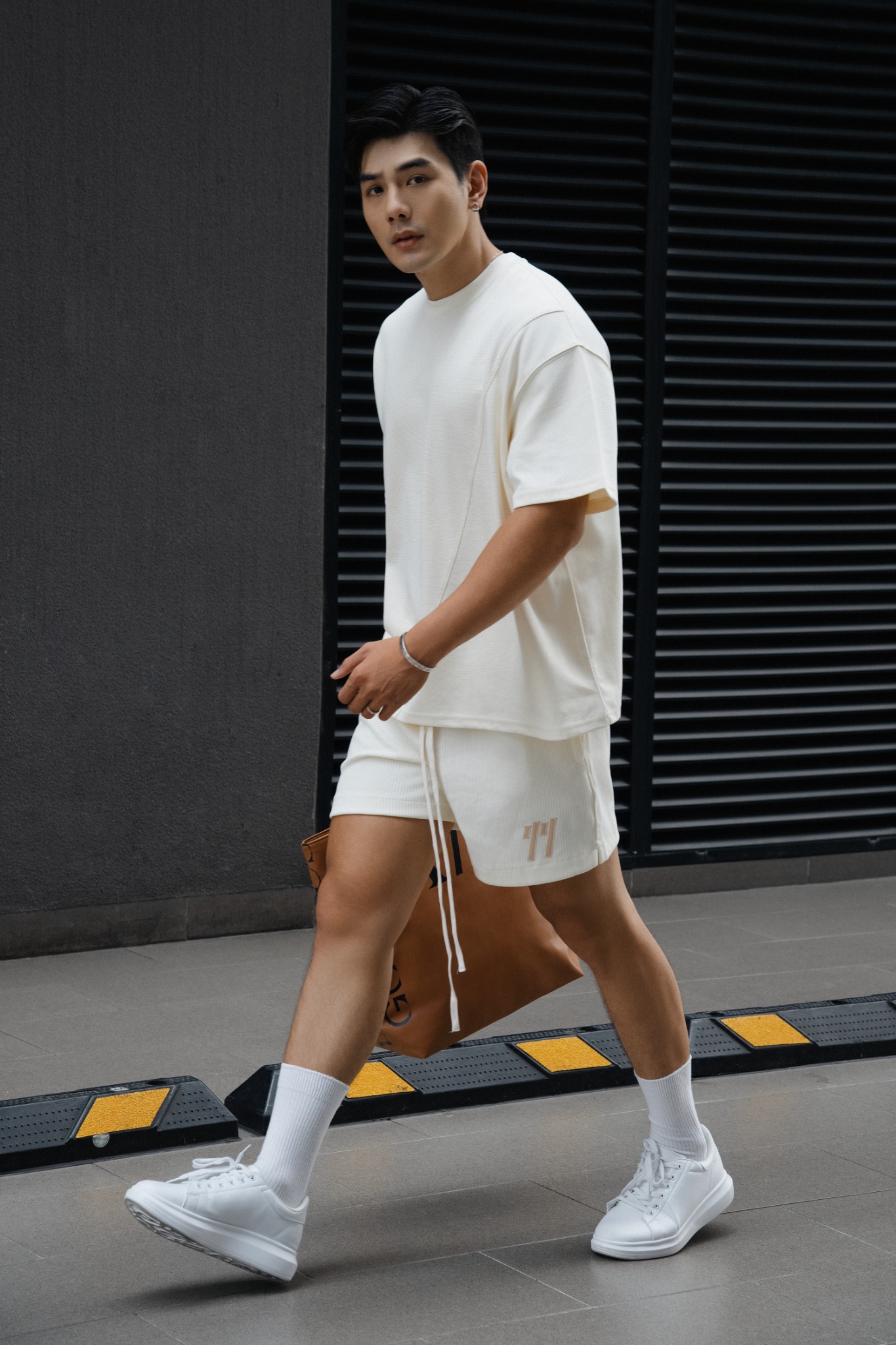 AG42 PREMIUM LOOSE FIT ICONIC "11" SHORT - OFF WHITE