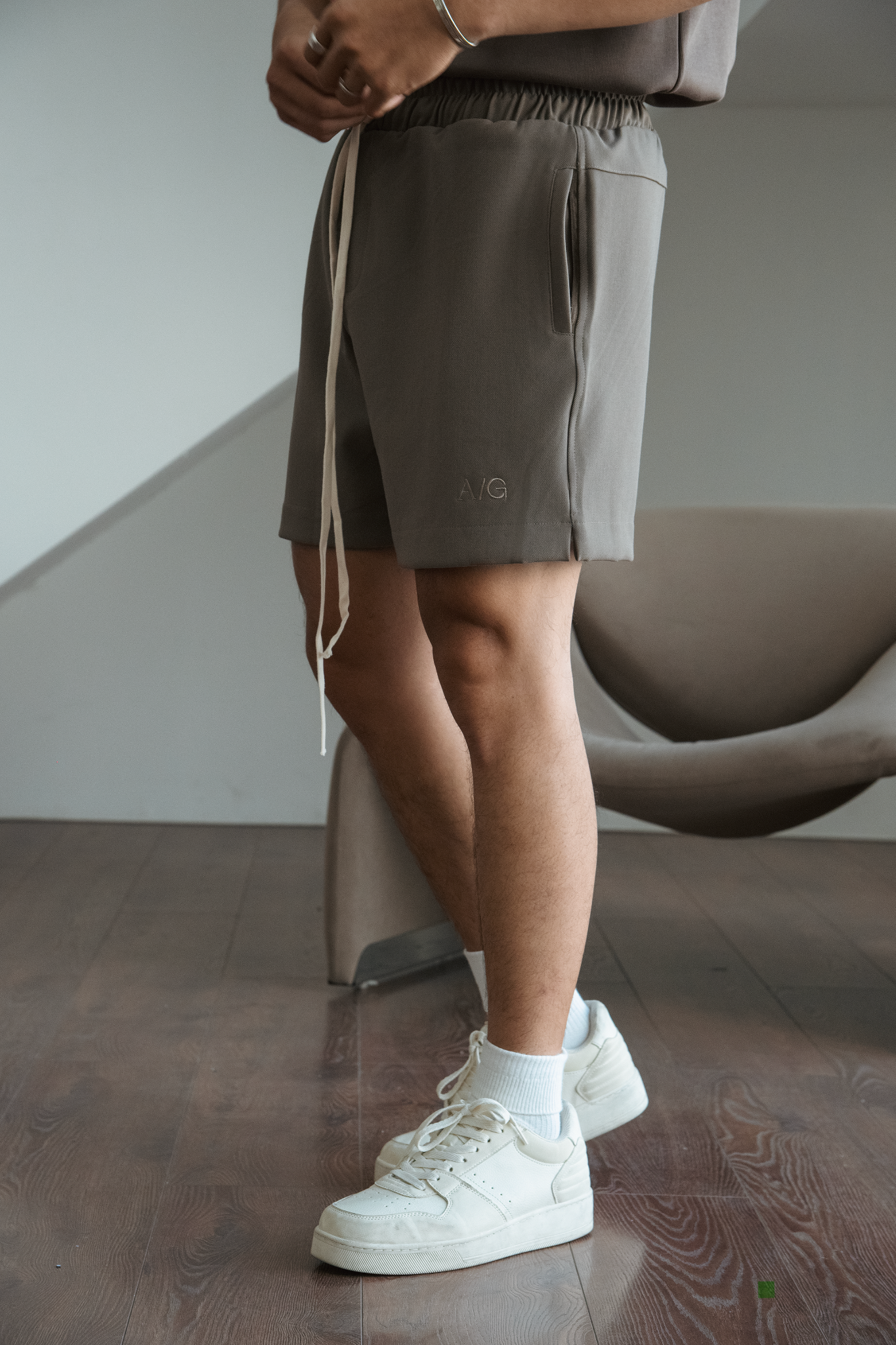 TA35 STUDIO LOOSE FIT SPORT SHORT - OLIVE