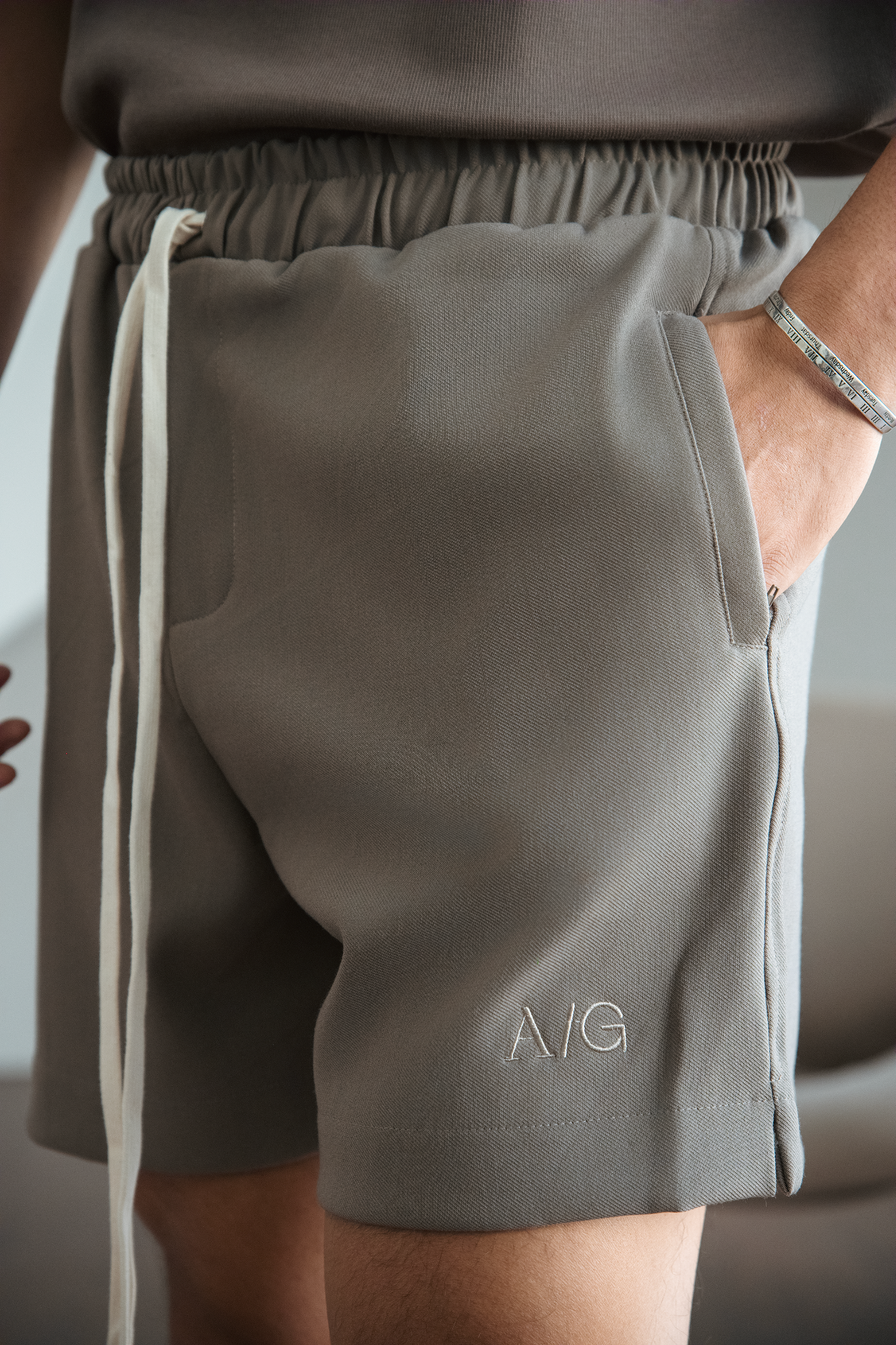 TA35 STUDIO LOOSE FIT SPORT SHORT - OLIVE