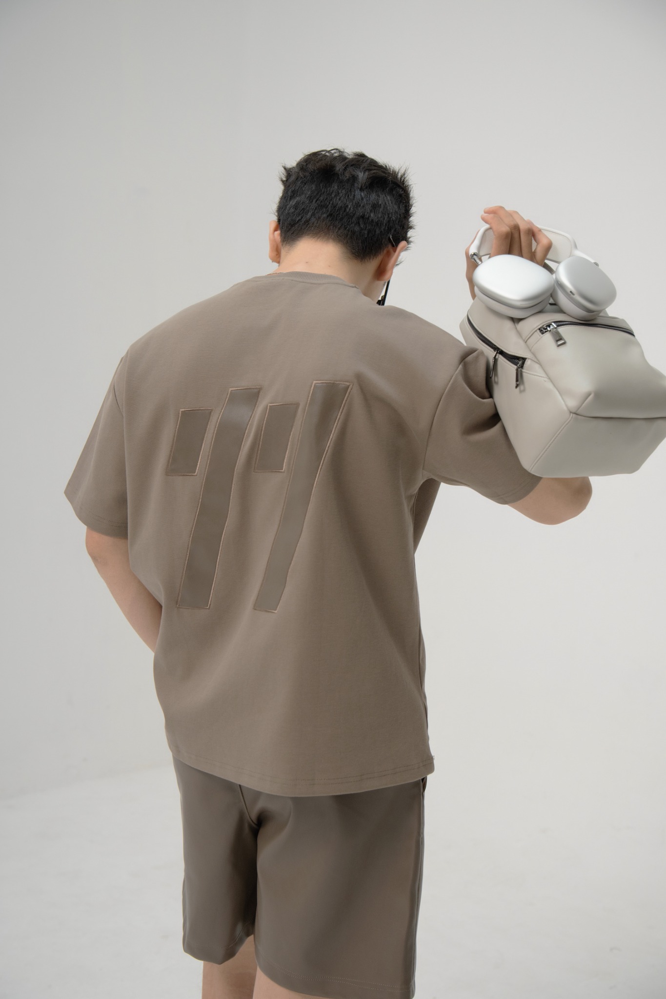 AG712 STUDIO LOOSE FIT DETAIL LOGO LEATHER T-SHIRT - OLIVE