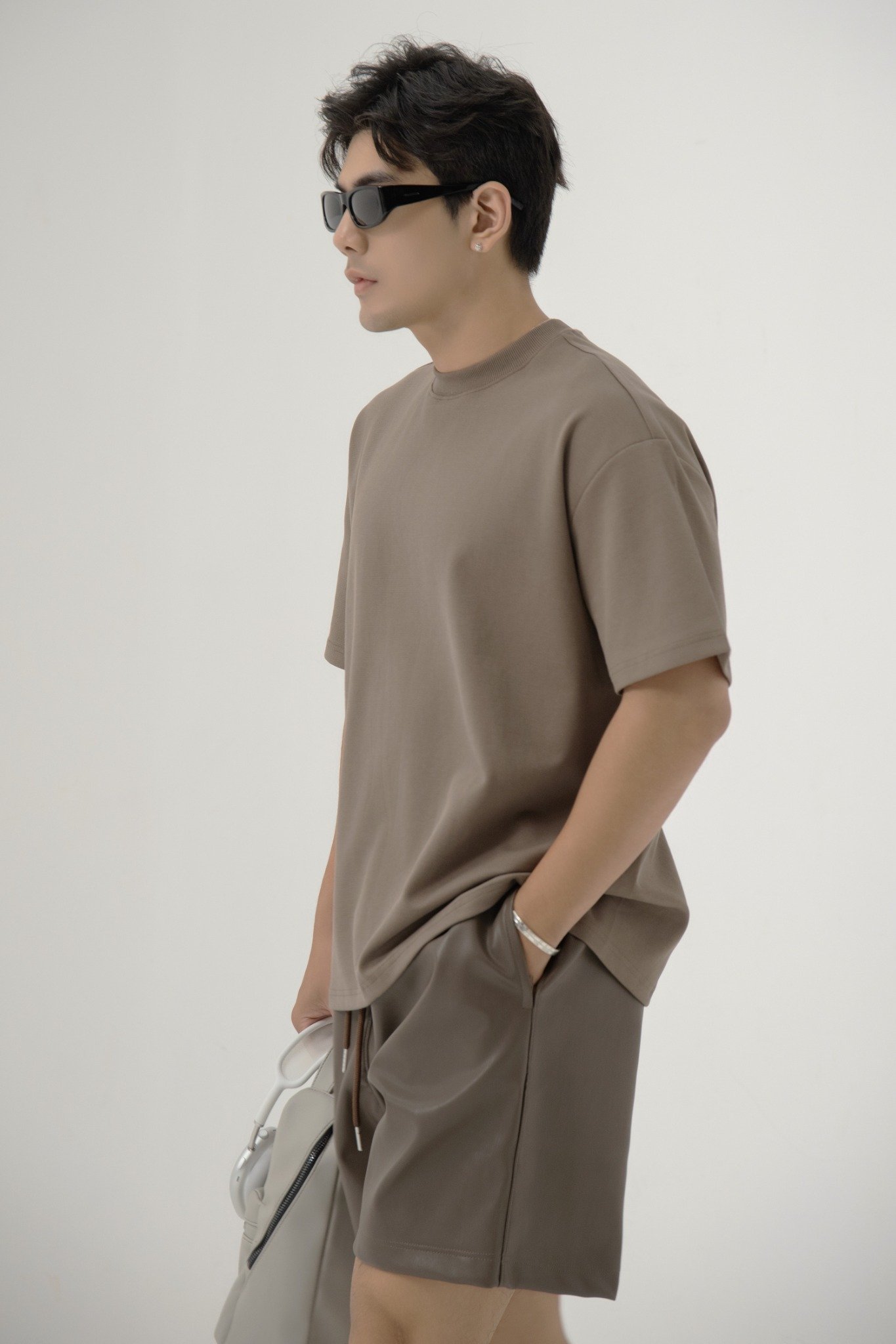 AG712 STUDIO LOOSE FIT DETAIL LOGO LEATHER T-SHIRT - OLIVE