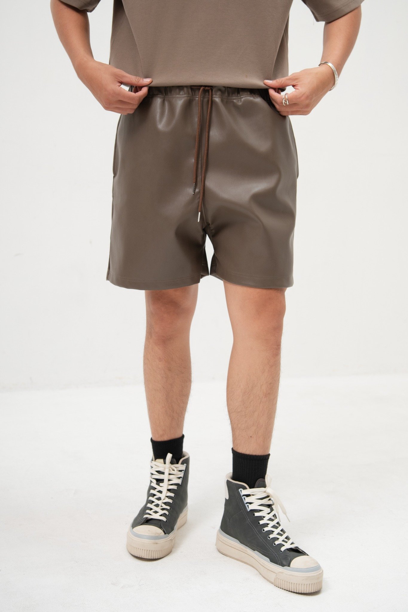 TA13 STUDIO LOOSE FIT BASIC LEATHER SHORT - BROWN