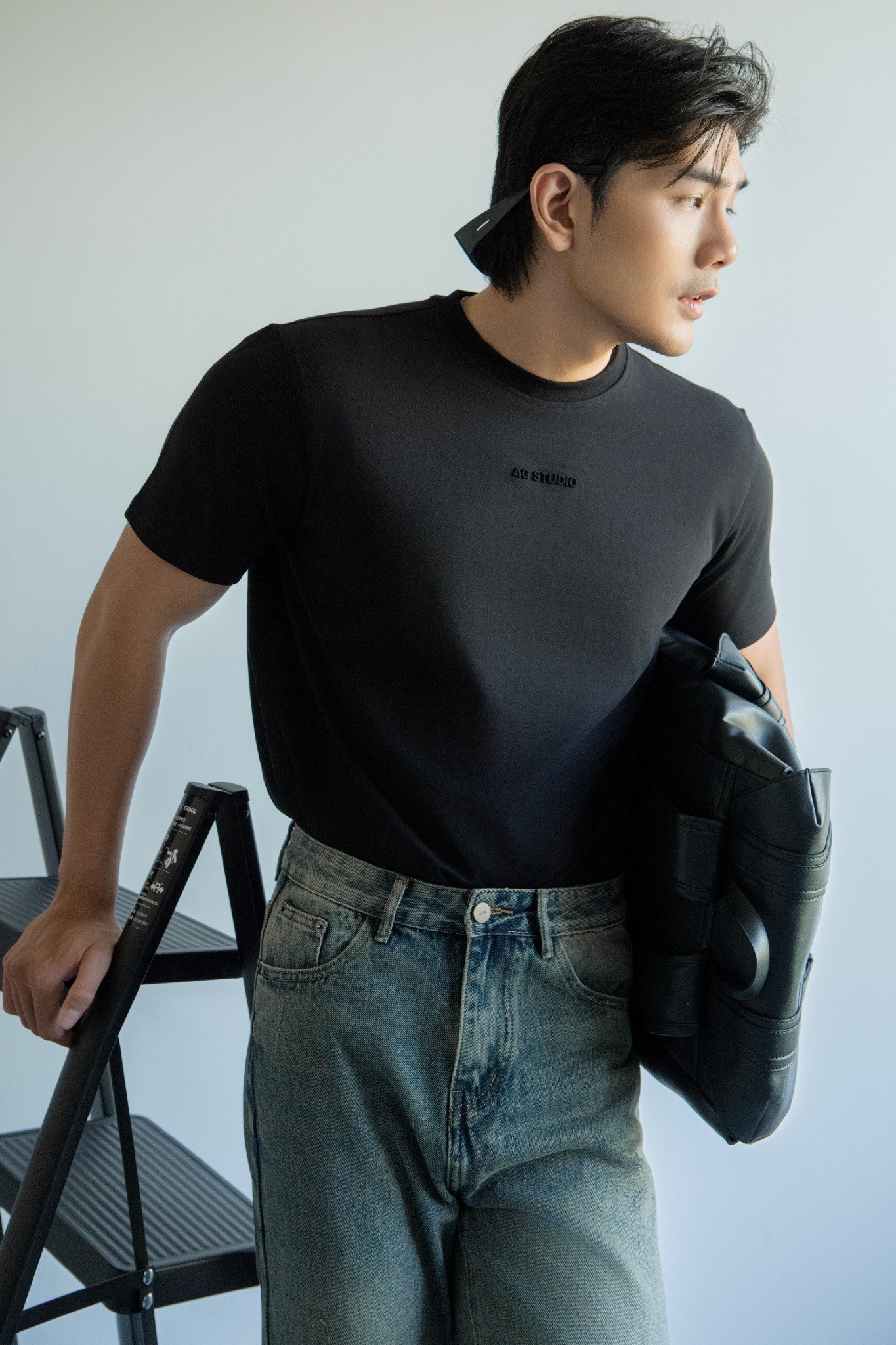 AGTL04 STUDIO REGULAR FIT BASIC EMBOSSED PRINTED LOGO T-SHIRT - BLACK