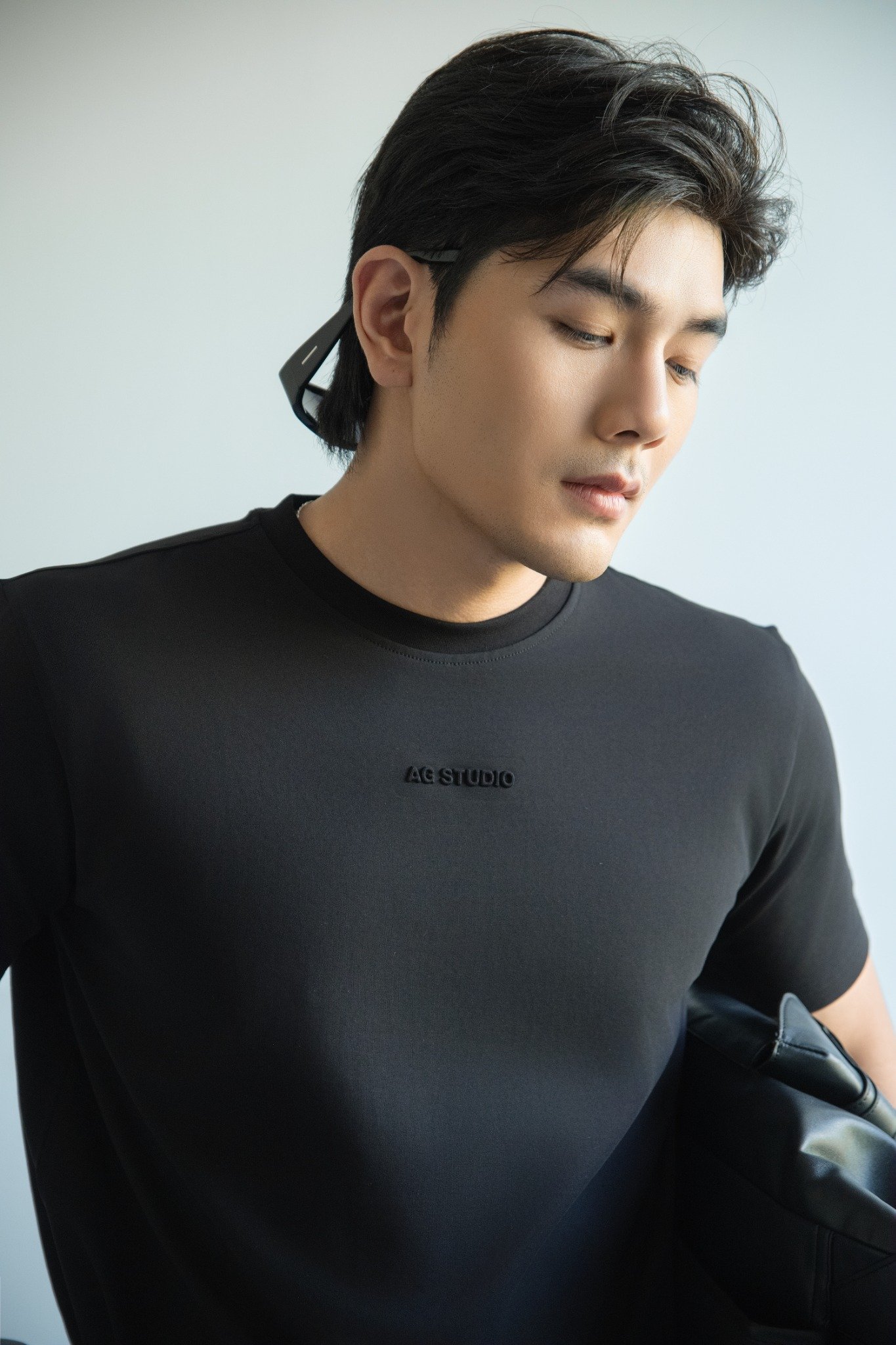AGTL04 STUDIO REGULAR FIT BASIC EMBOSSED PRINTED LOGO T-SHIRT - BLACK