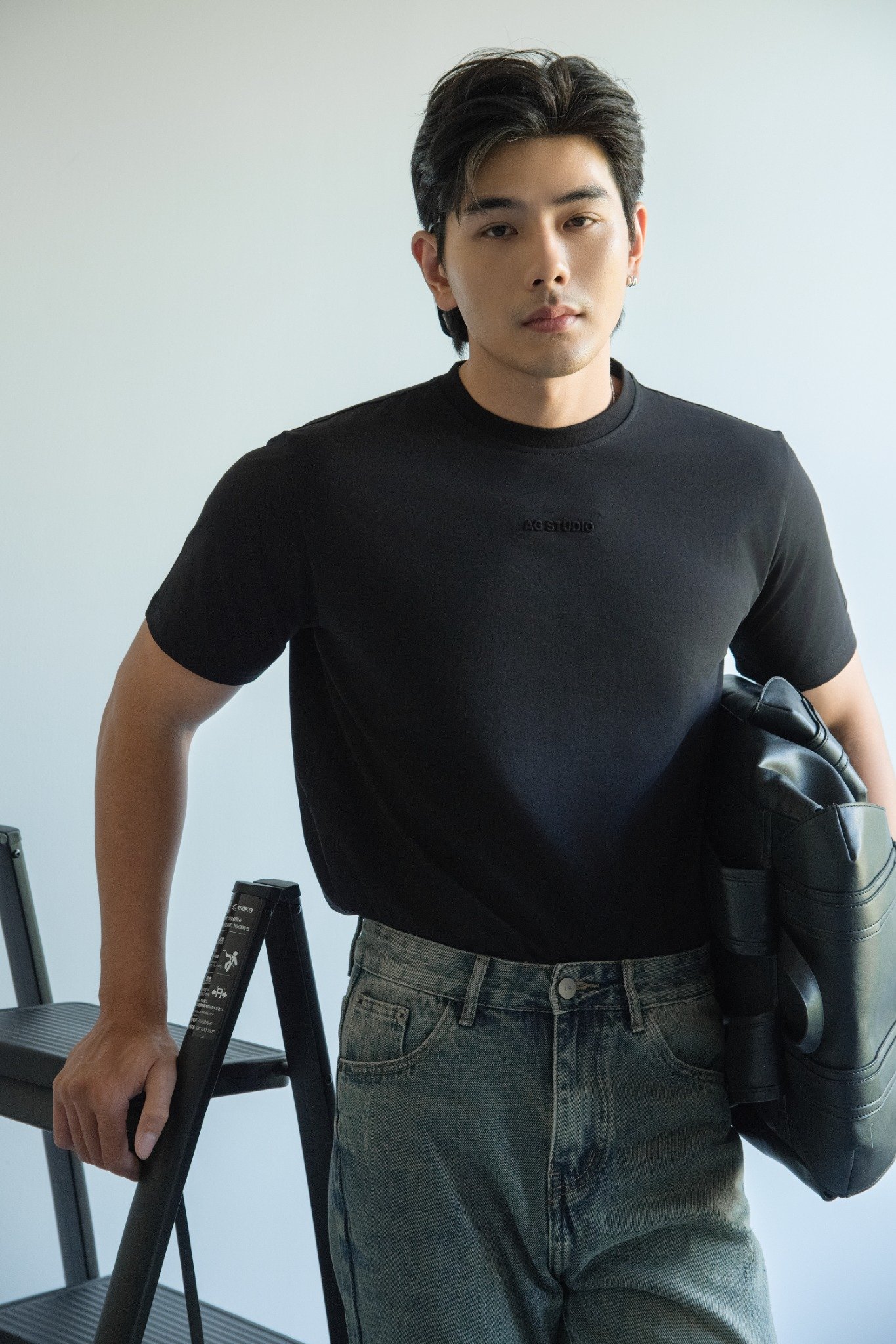 AGTL04 STUDIO REGULAR FIT BASIC EMBOSSED PRINTED LOGO T-SHIRT - BLACK
