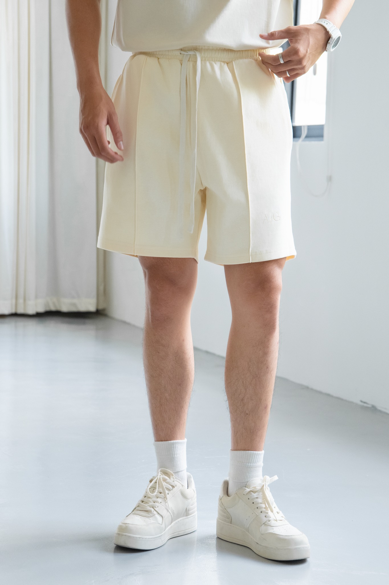 AG07 STUDIO LOOSE FIT BASIC SHORT - LIGHT OFF WHITE