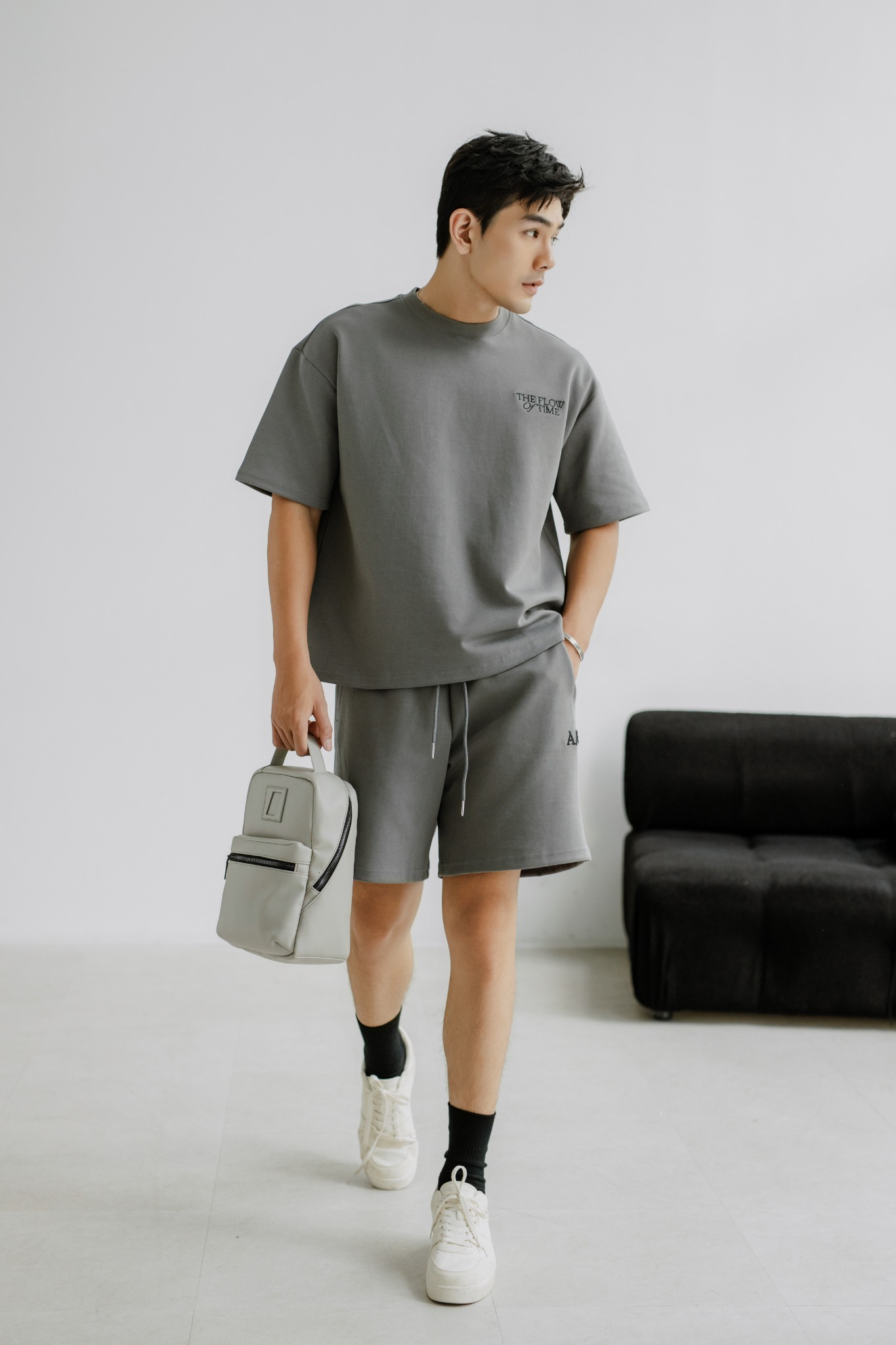 AG710 STUDIO LOOSE FIT "THE FLOW OF TIME" BASIC T-SHIRT - LIGHT GREY