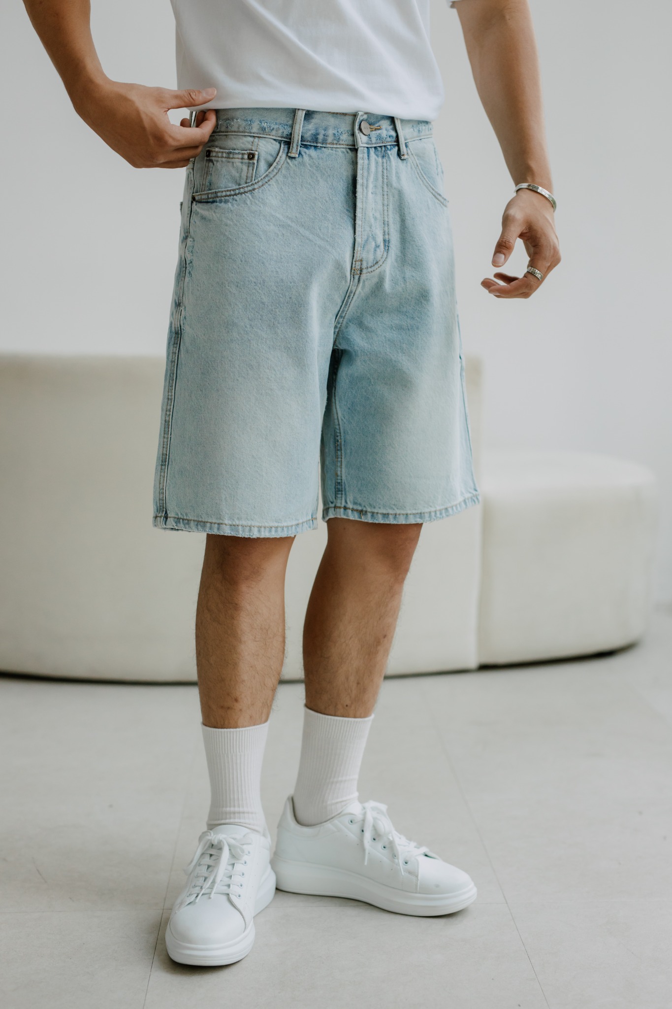 AG256 STUDIO SLIM FIT BASIC SHORT JEANS - LIGHT BLUE