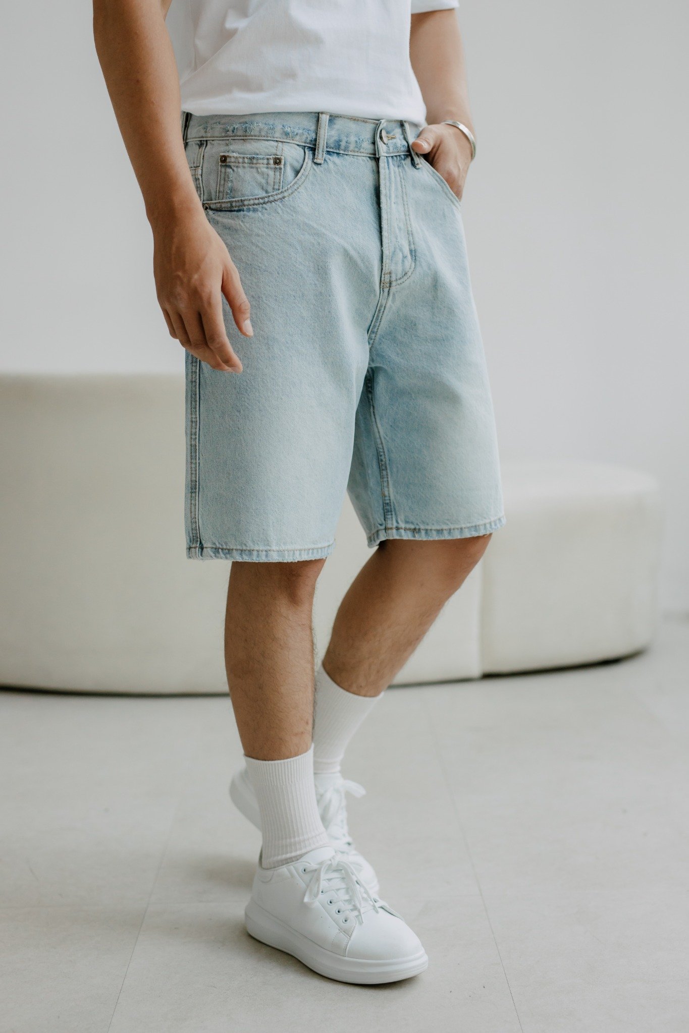AG256 STUDIO SLIM FIT BASIC SHORT JEANS - LIGHT BLUE