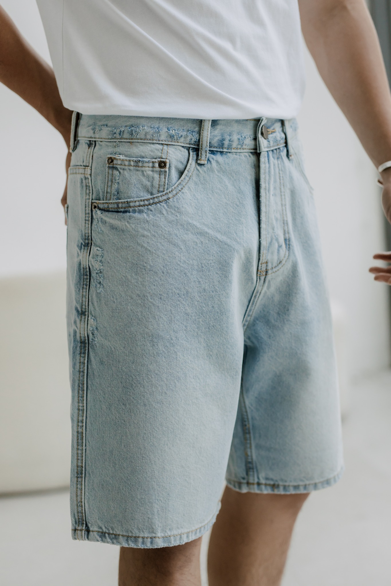 AG256 STUDIO SLIM FIT BASIC SHORT JEANS - LIGHT BLUE