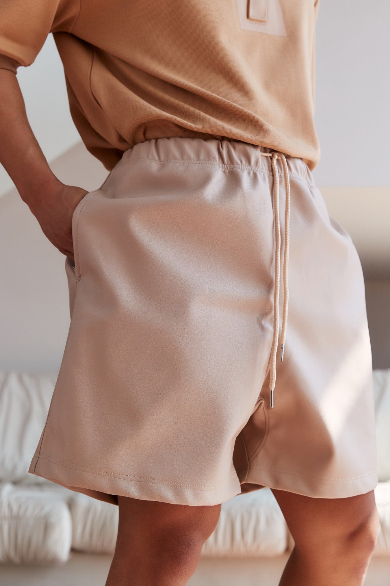 TA13 STUDIO LOOSE FIT BASIC LEATHER SHORT - BEIGE