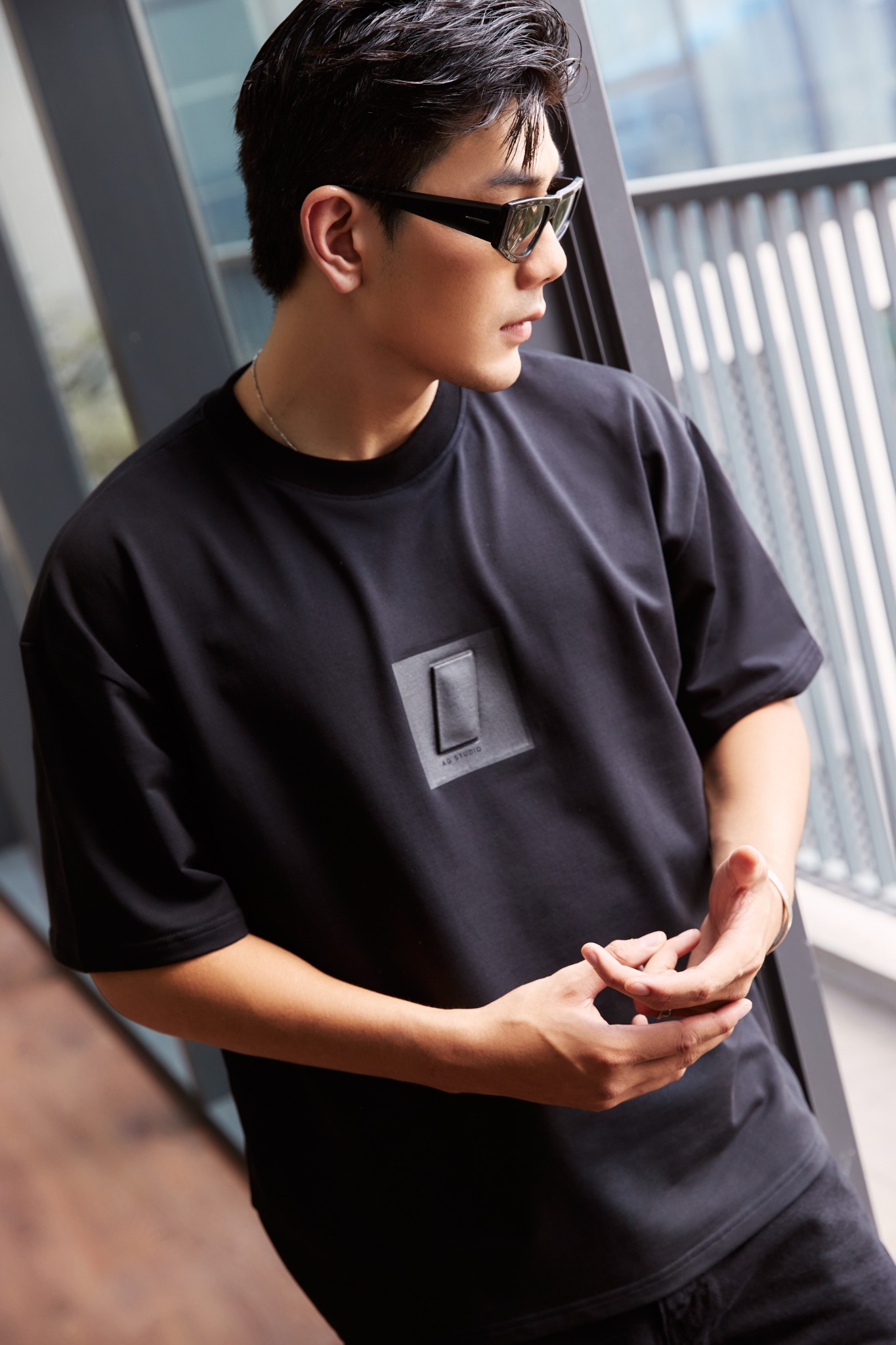 AG707 STUDIO LOOSE FIT 3D EFFECT LOGO T-SHIRT - BLACK