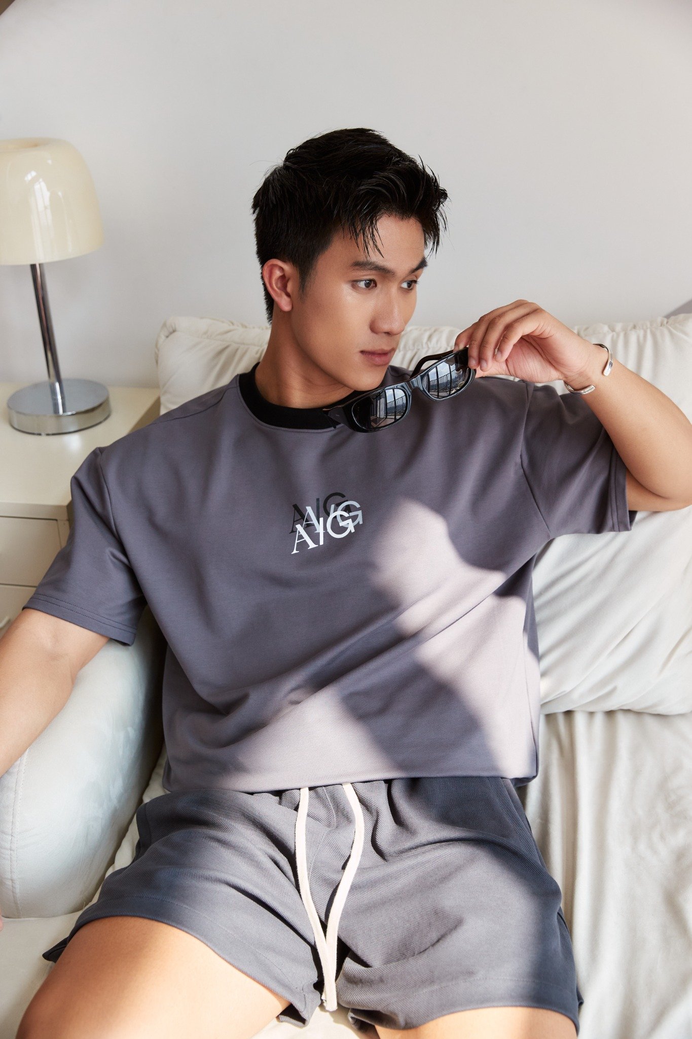 AG708 STUDIO LOOSE FIT ICONIC LOGO T-SHIRT - GREY