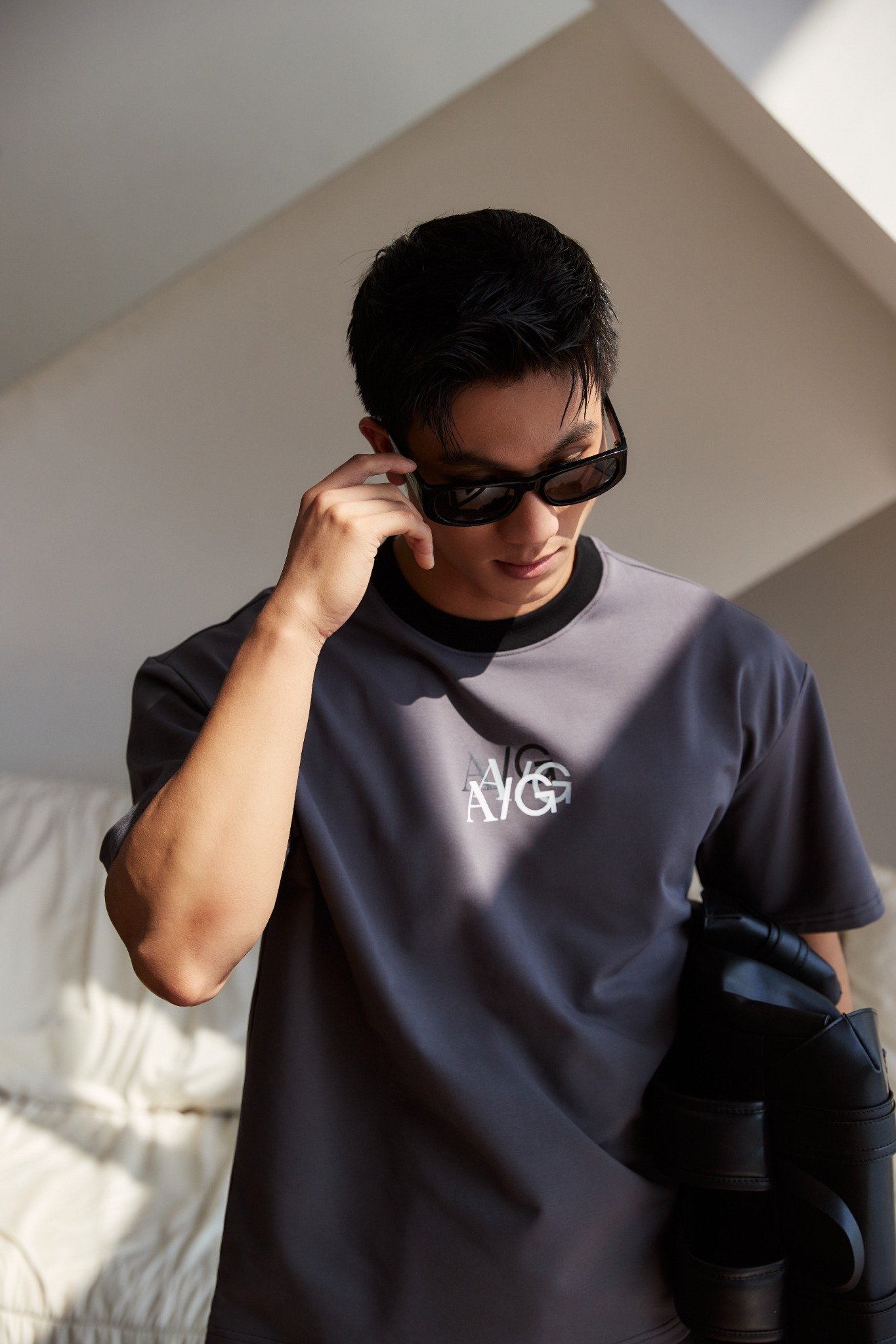 AG708 STUDIO LOOSE FIT ICONIC LOGO T-SHIRT - GREY