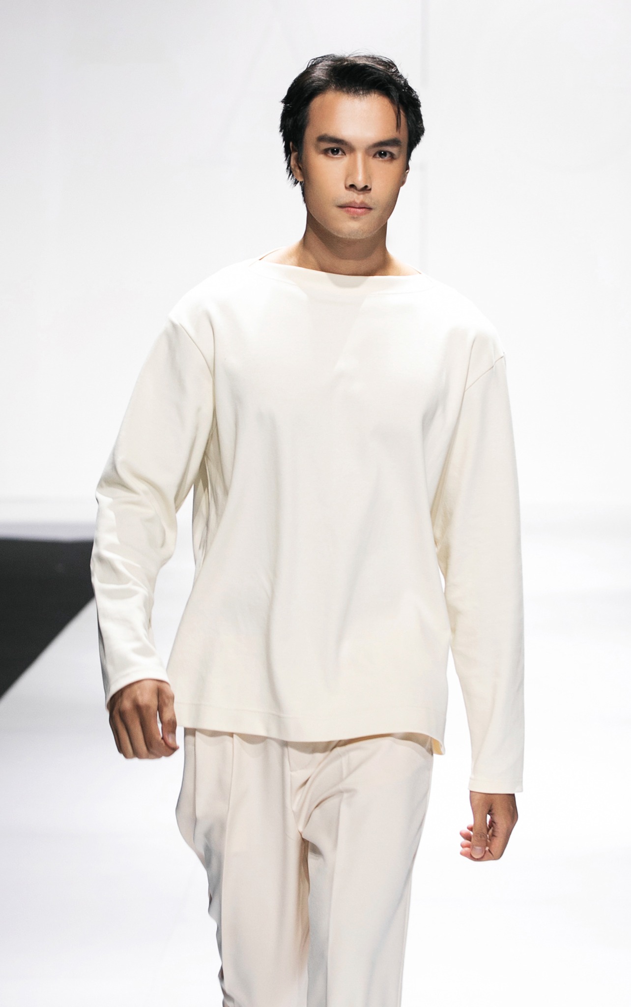 AG05 STUDIO LOOSE FIT LONG SLEEVED T-SHIRT - OFF WHITE