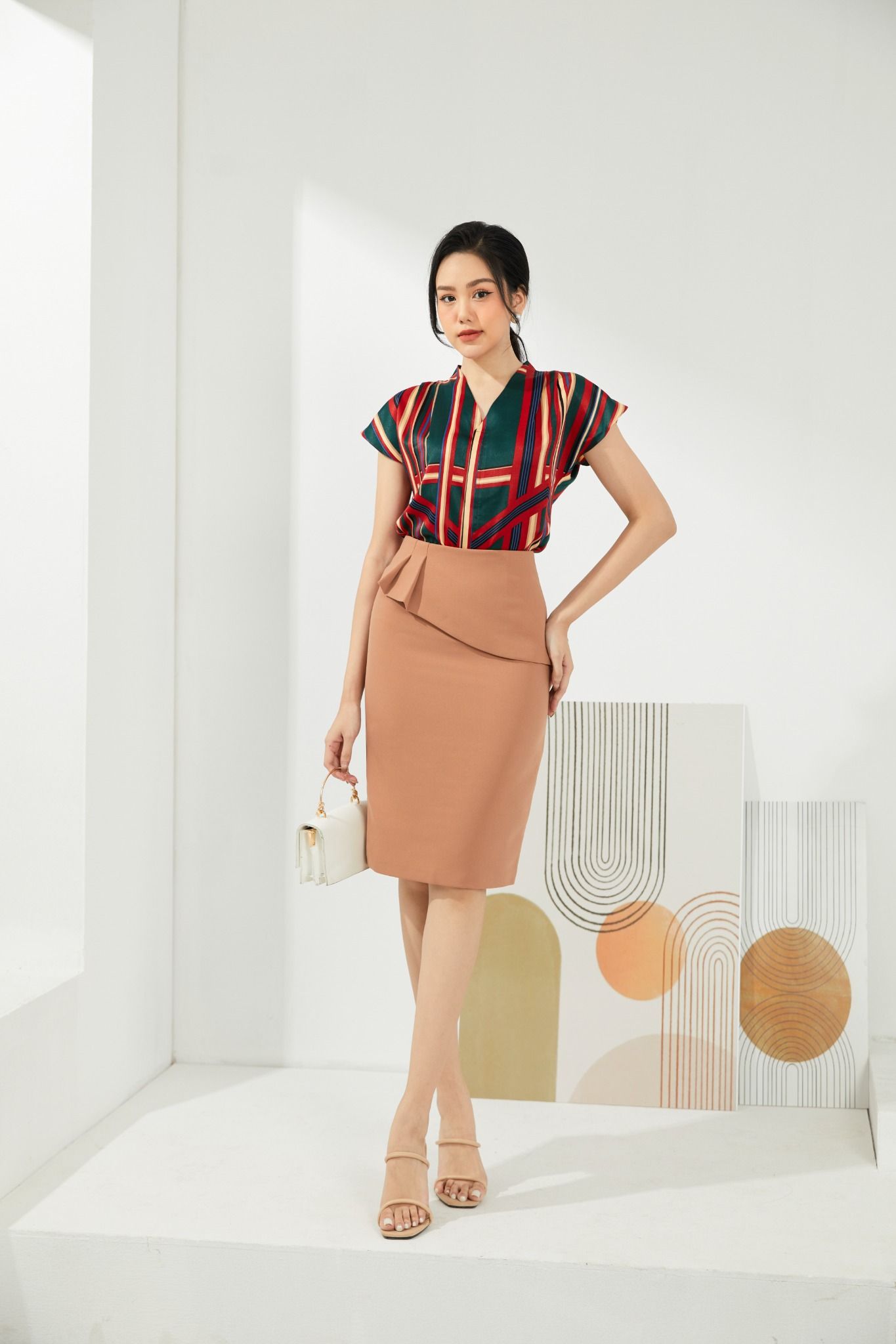 Chân váy màu vàng kết hợp với áo màu gì để chuẩn style  Thắm Đặng  2023
