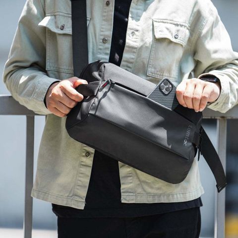  TÚI ĐỰNG PHỤ KIỆN CHỐNG SỐC ĐEO CHÉO TOMTOC (USA) URBAN CODURA SLING BAG TRAVEL WORK 11 Inch 