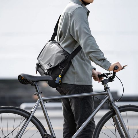  TÚI ĐEO VAI TOMTOC (USA) PREMIUM MESSENGER BAG COMMUTING & TRAVEL 13/14/15/16-INCH H52-E02D01 