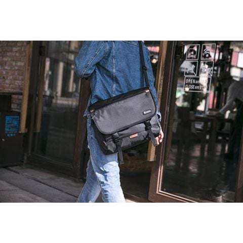  TÚI ĐEO VAI TOMTOC (USA) CROSS BODY MESSENGER MULTI-FUNCTION WATERPROOF Dành Cho ULTRABOOK 15/15.6 Inch 