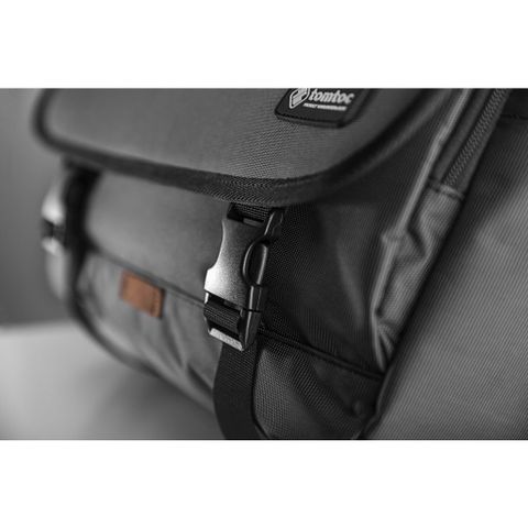  TÚI ĐEO VAI TOMTOC (USA) CROSS BODY MESSENGER MULTI-FUNCTION WATERPROOF Dành Cho ULTRABOOK 15/15.6 Inch 