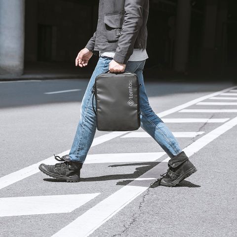  TÚI ĐEO CHÉO TOMTOC (USA) URBAN CODURA SHOULDER BAGS Dành Cho MACBOOK 13/14/15/16 Inch 