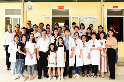 CEO của Sohee cùng hai con gái chụp ảnh kỷ niệm bên các y tá, bác sĩ của Bệnh viện Bạch Mai.